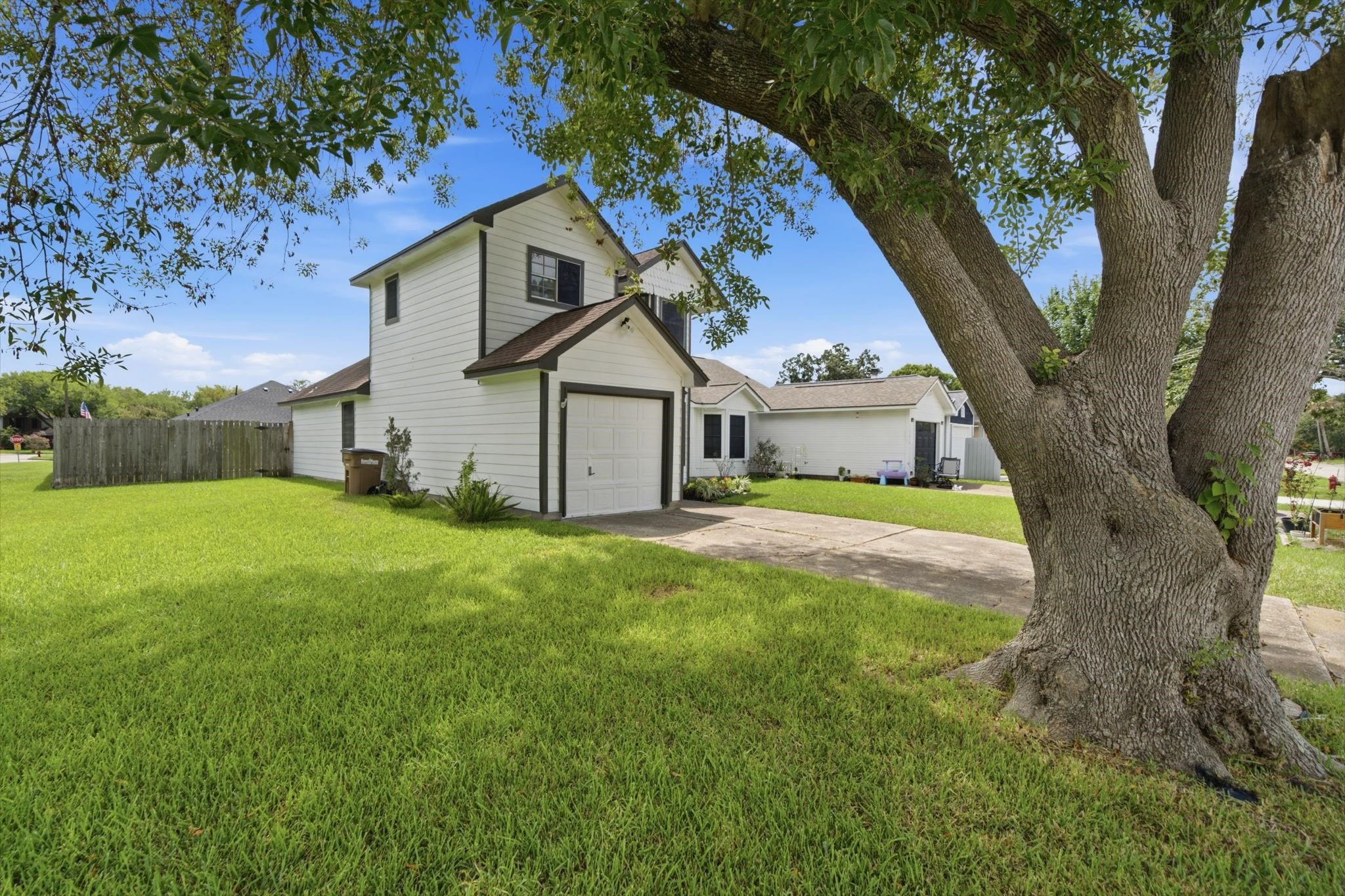 5820 Guadalupe Drive, Dickinson, TX 77539