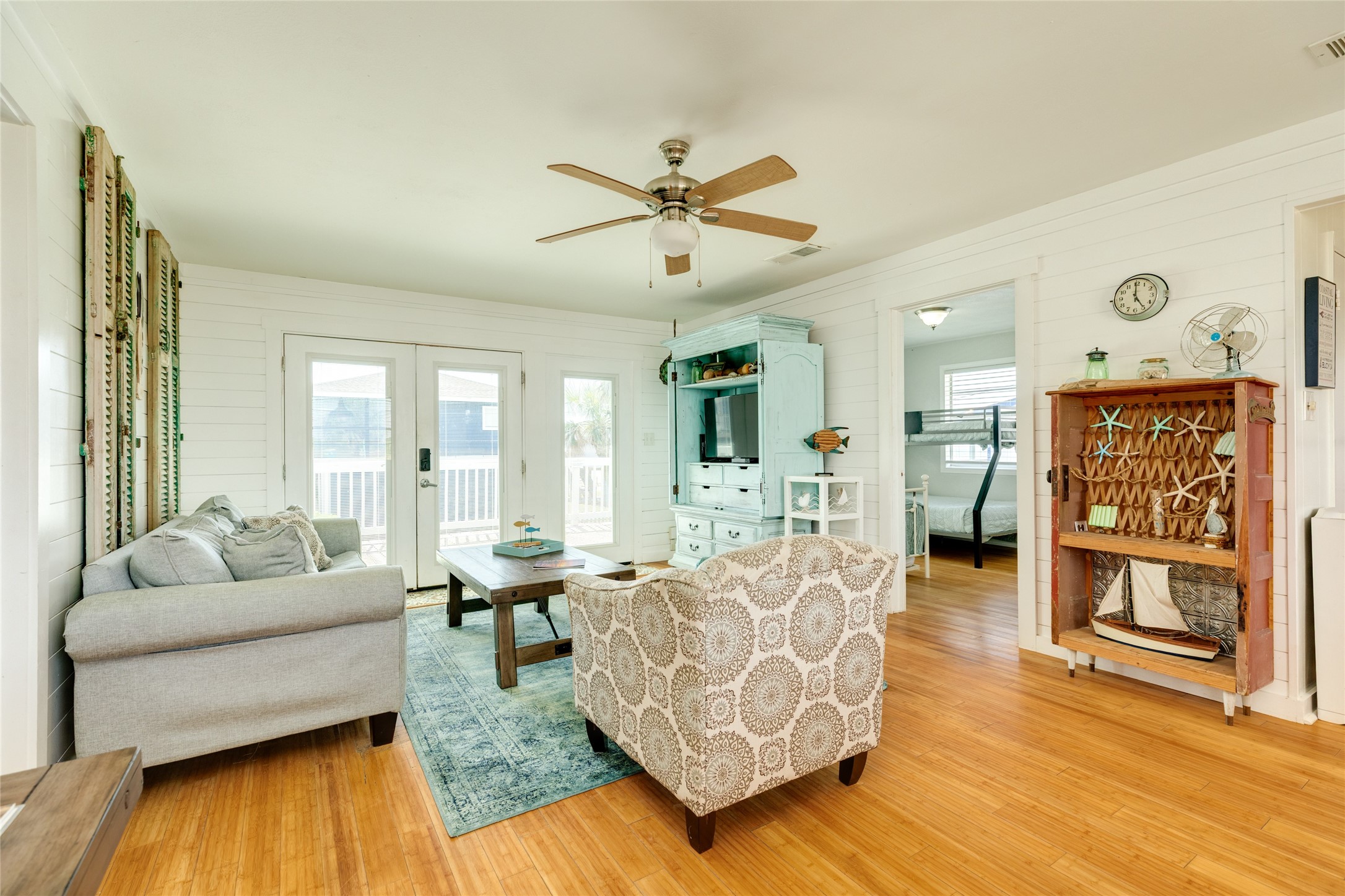 Living space with entrance to the secondary bedroom.