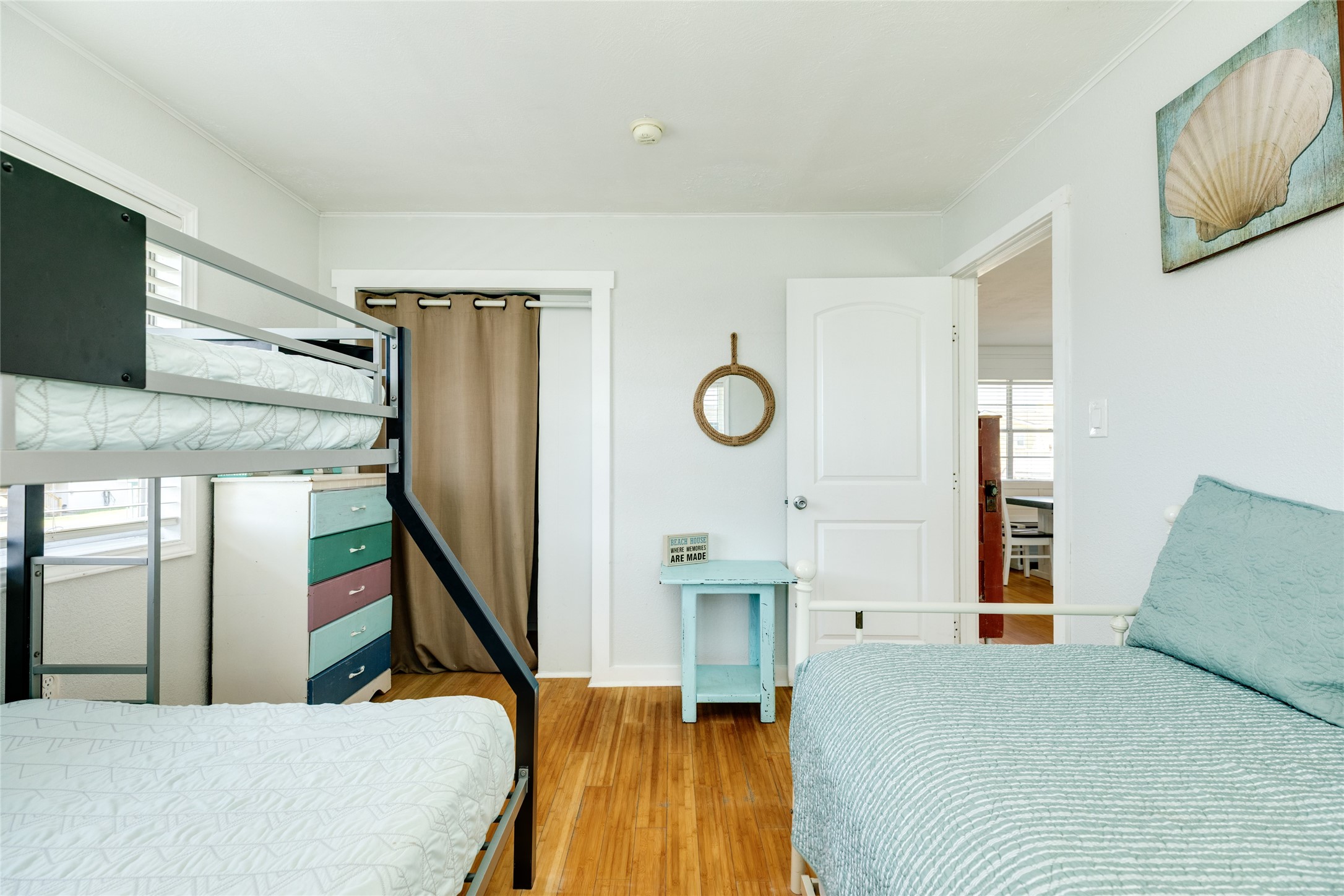 Secondary bedroom.