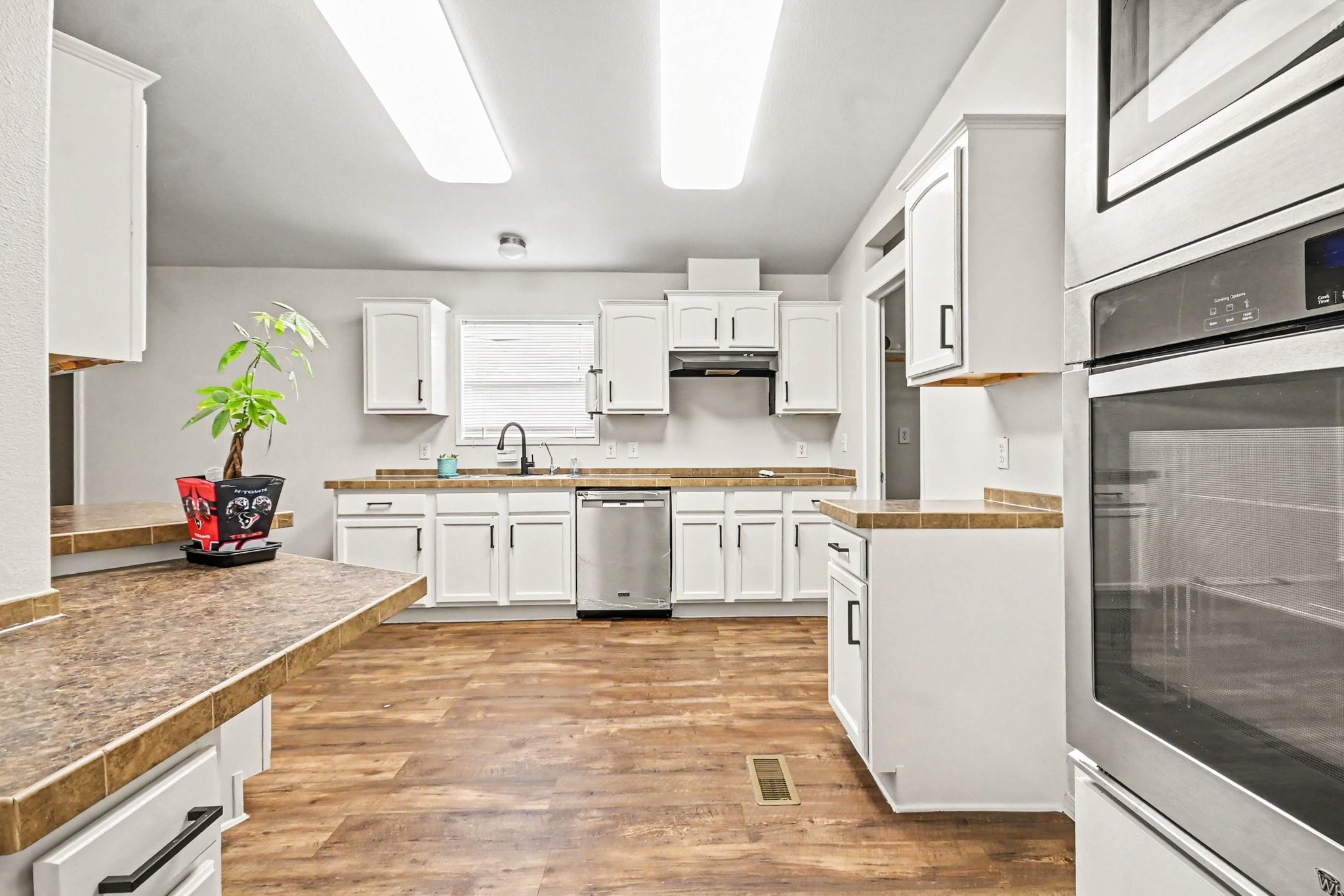 Great counter space and cabinets Great counter space and cabinets