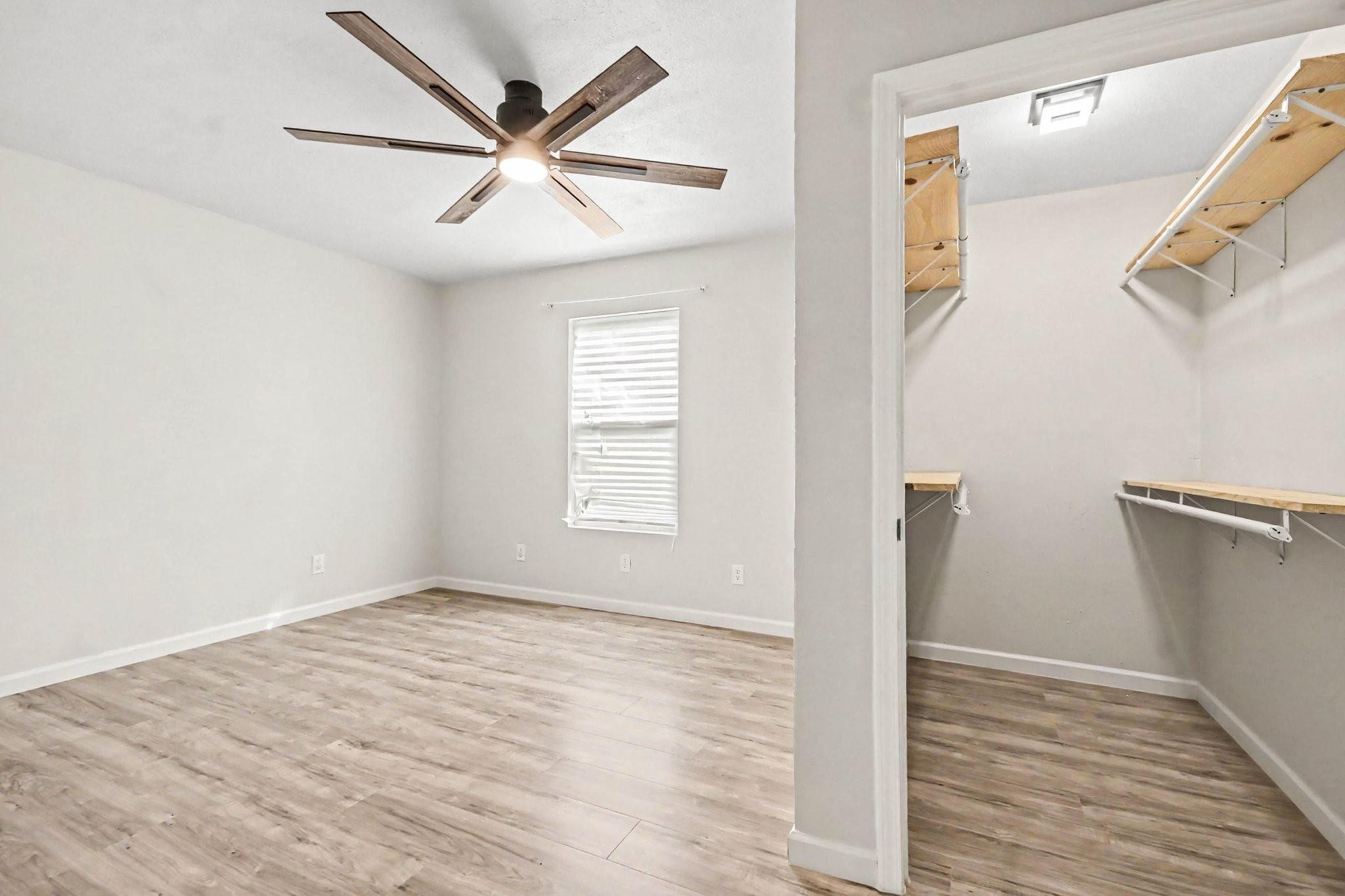 guest room, walk-in closets in most rooms
