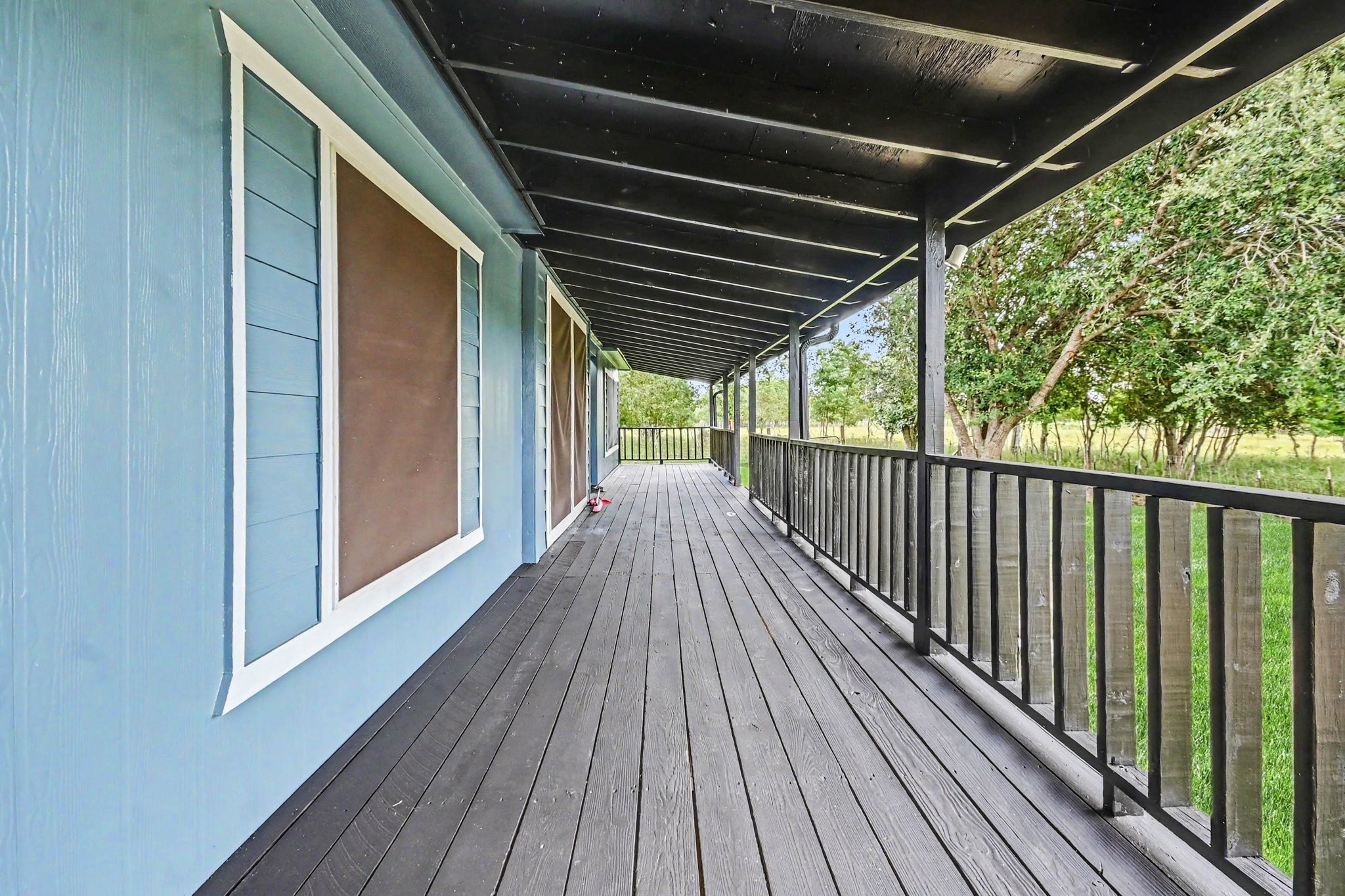 Lots of space for porch rockers!