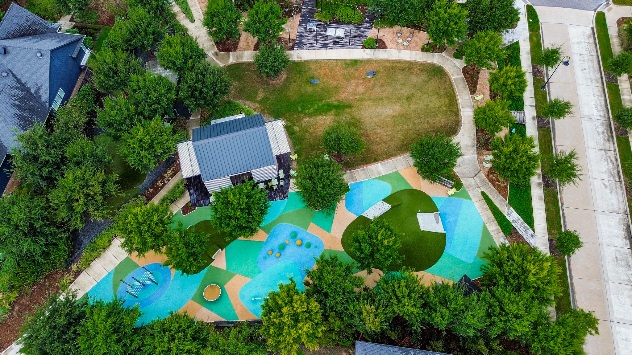 Explore miles of shaded walking paths and lakefront hike-and-bike trails with kayak launches throughout Bridgeland.