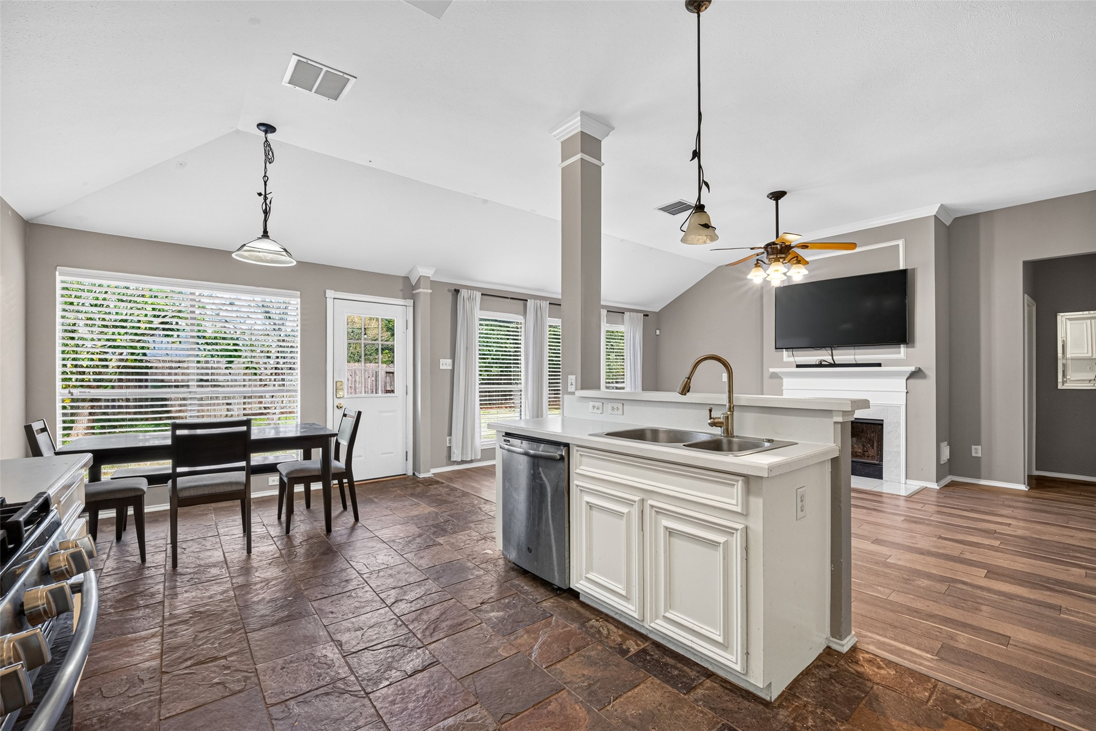 3907 Vinecrest Drive, Pearland, TX 77584