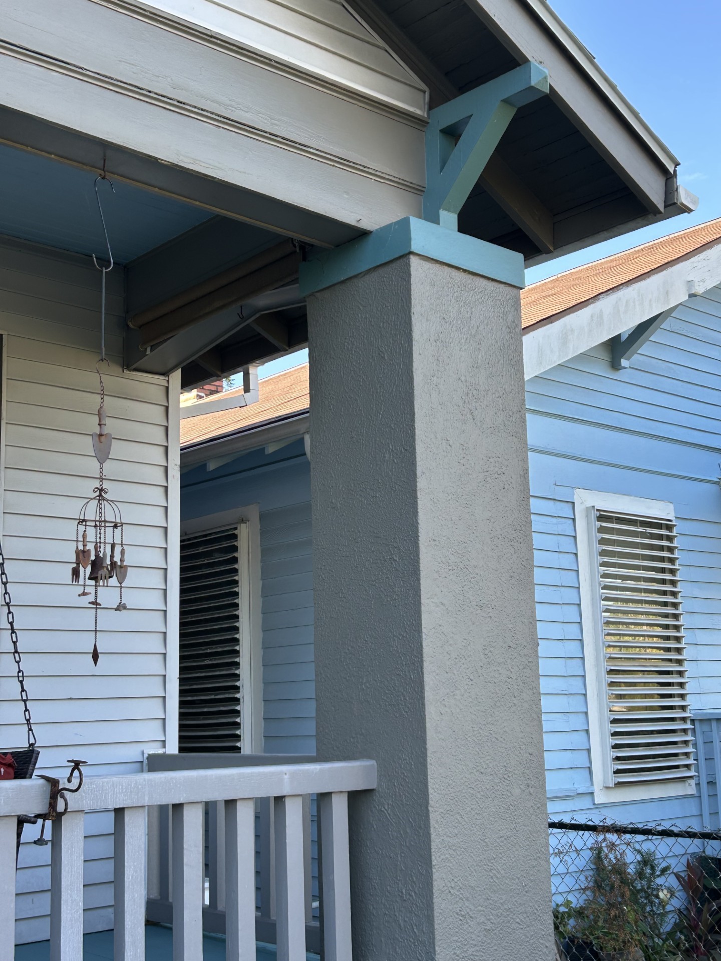 Craftsman-style front brackets.