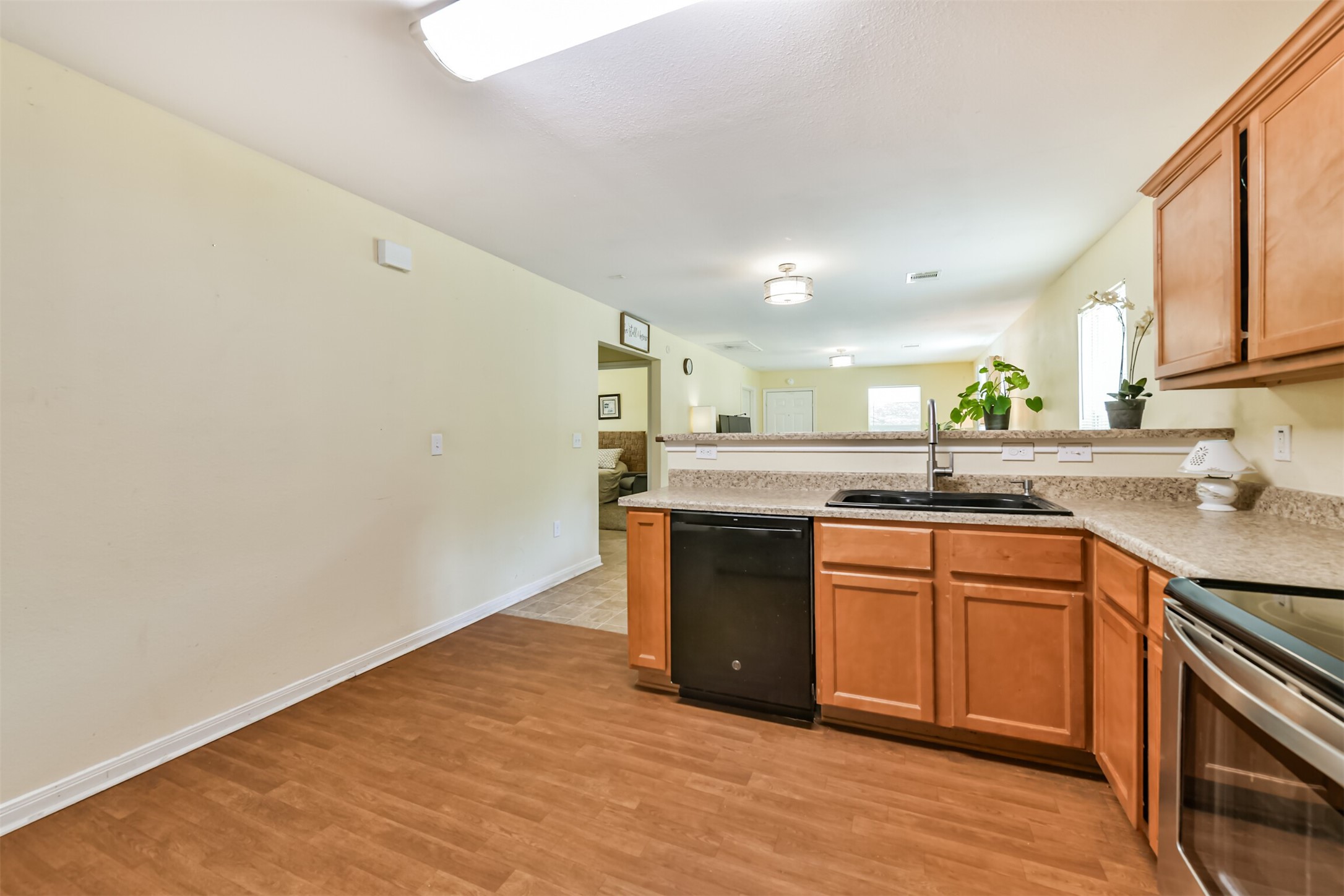 207 Oakridge Drive, Hitchcock, TX 77563
