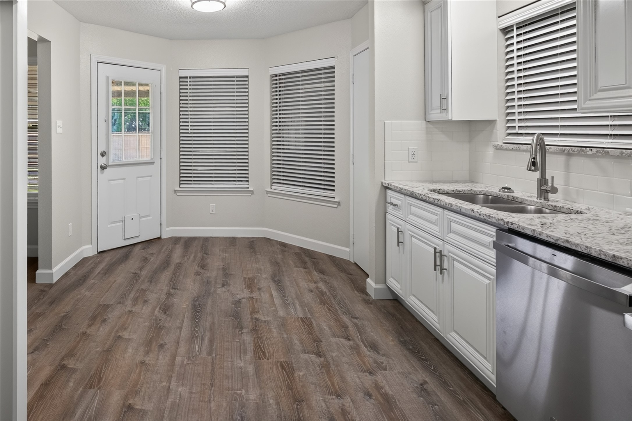 Darling breakfast area with Bay windows,To view the backyard