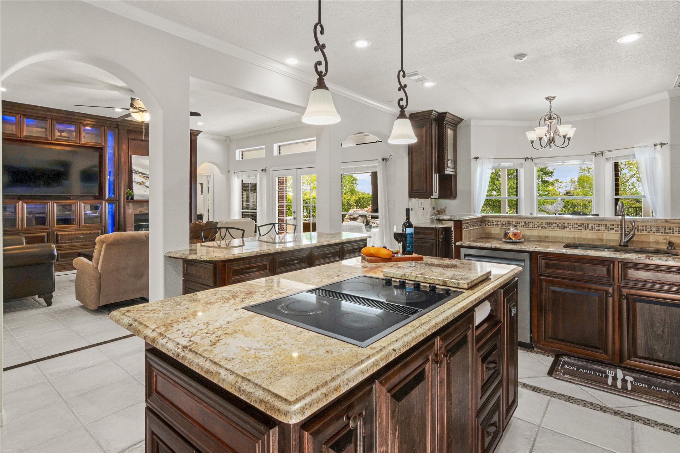 Large island with cooktop great for entertaining