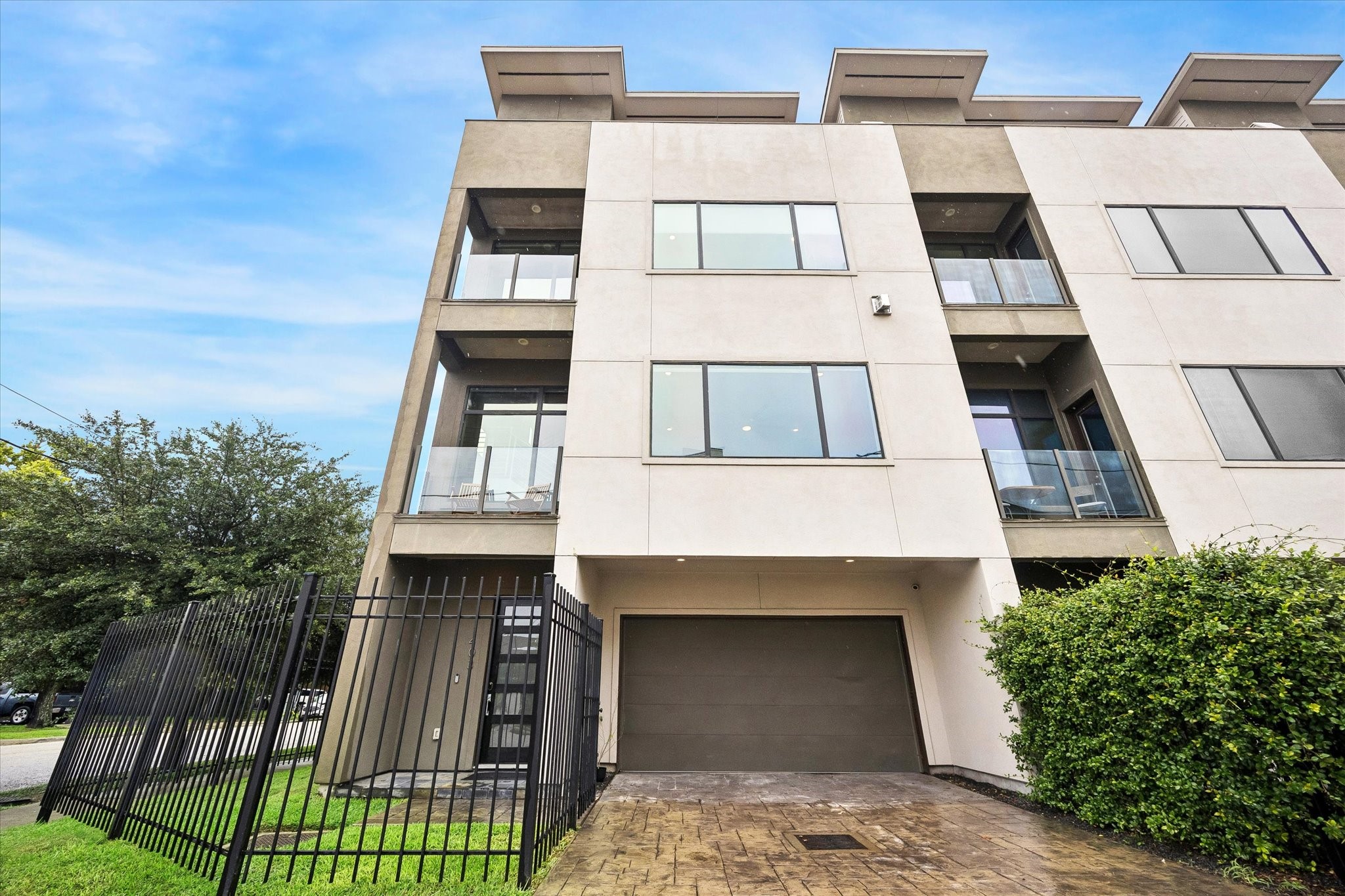 Just minutes from Downtown, Memorial Park, restaurants, parks, nightlife, and major commuter routes, this home puts the best of Houston right outside your door. With sleek designer finishes, flexible living spaces, private balconies, and a rooftop wraparound deck with skyline views, this is the perfect urban retreat.