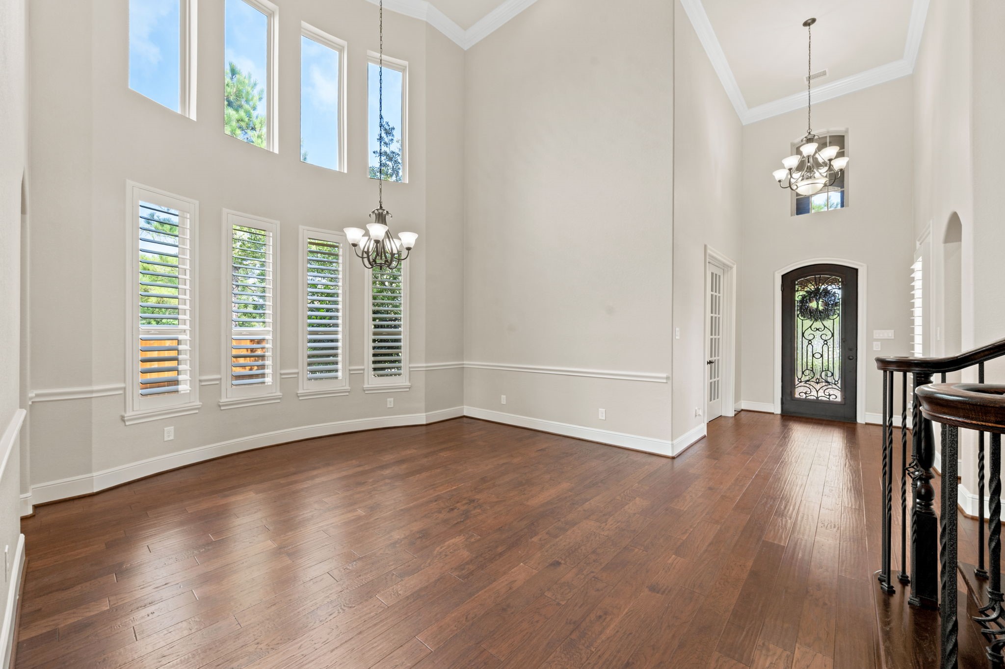 2 story formal dining room lots of windows to let in natural light.