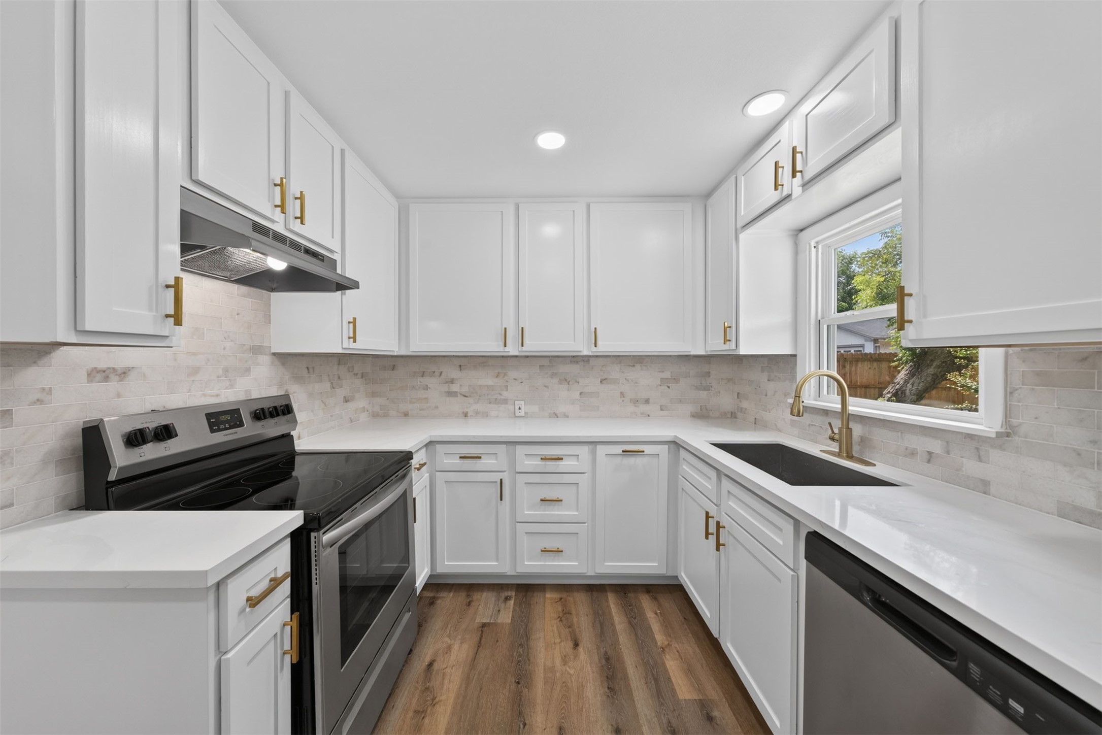 310 Nasturtium Street, Lake Jackson, TX 77566