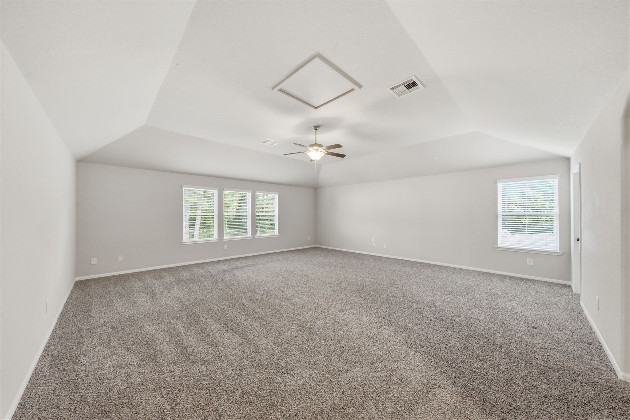 HUGE BONUS AREA UPSTAIRS. GREAT FOR ENTERTAINMENT, MEDIA ETC.