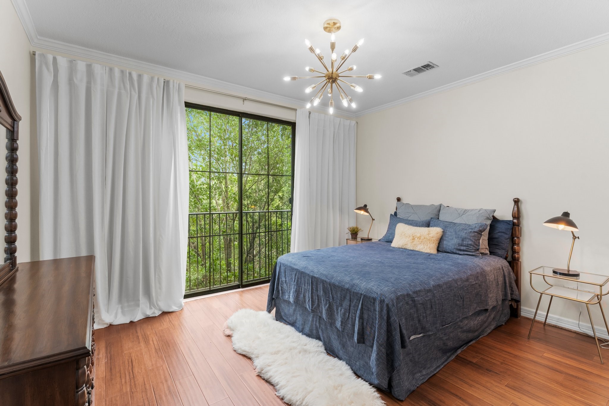 Spacious primary bedroom with a gorgeous tree scape view!!