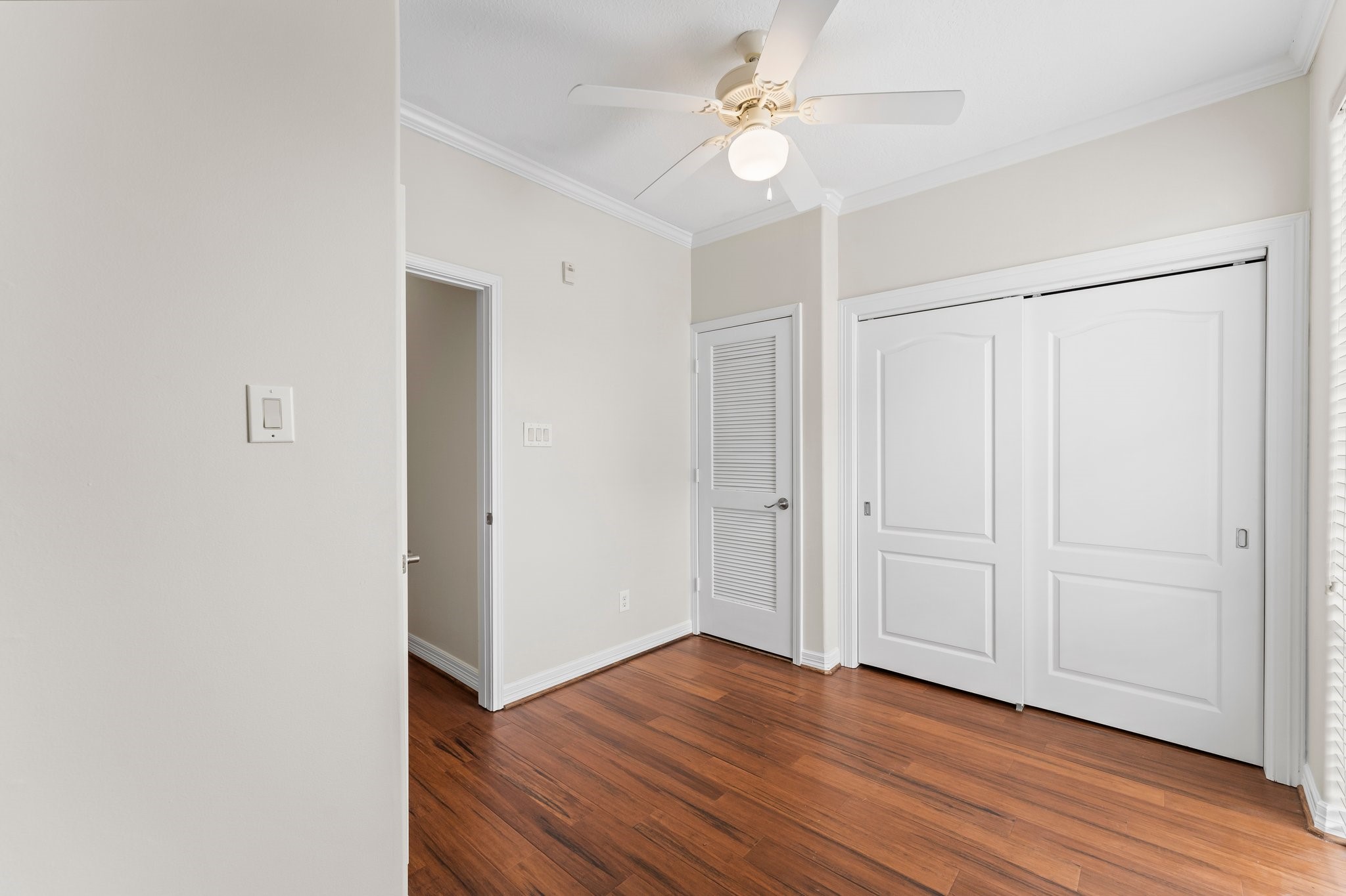 2nd bedroom with large sliding door closet