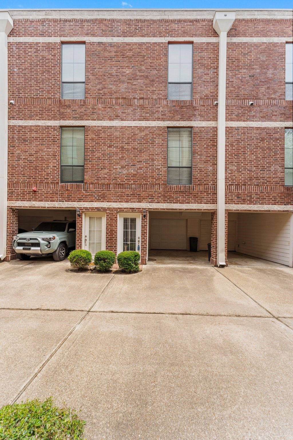 Your  1-car garage space is middle unit