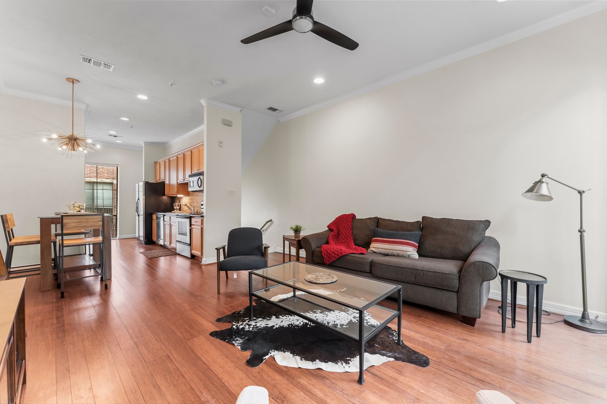 Large and spacious living and kitchen area