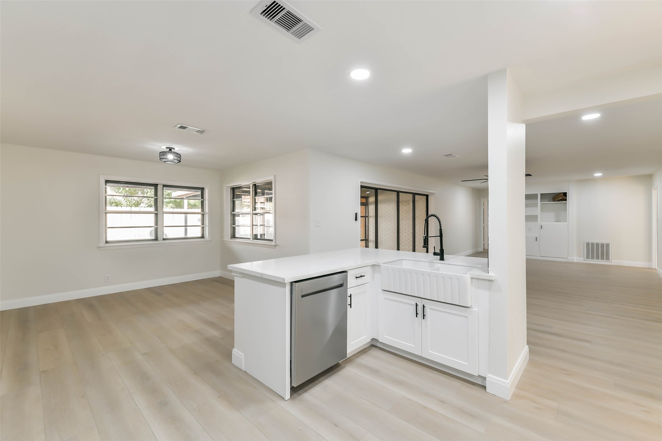 8102 Dellanera Drive, Hitchcock, TX 77563