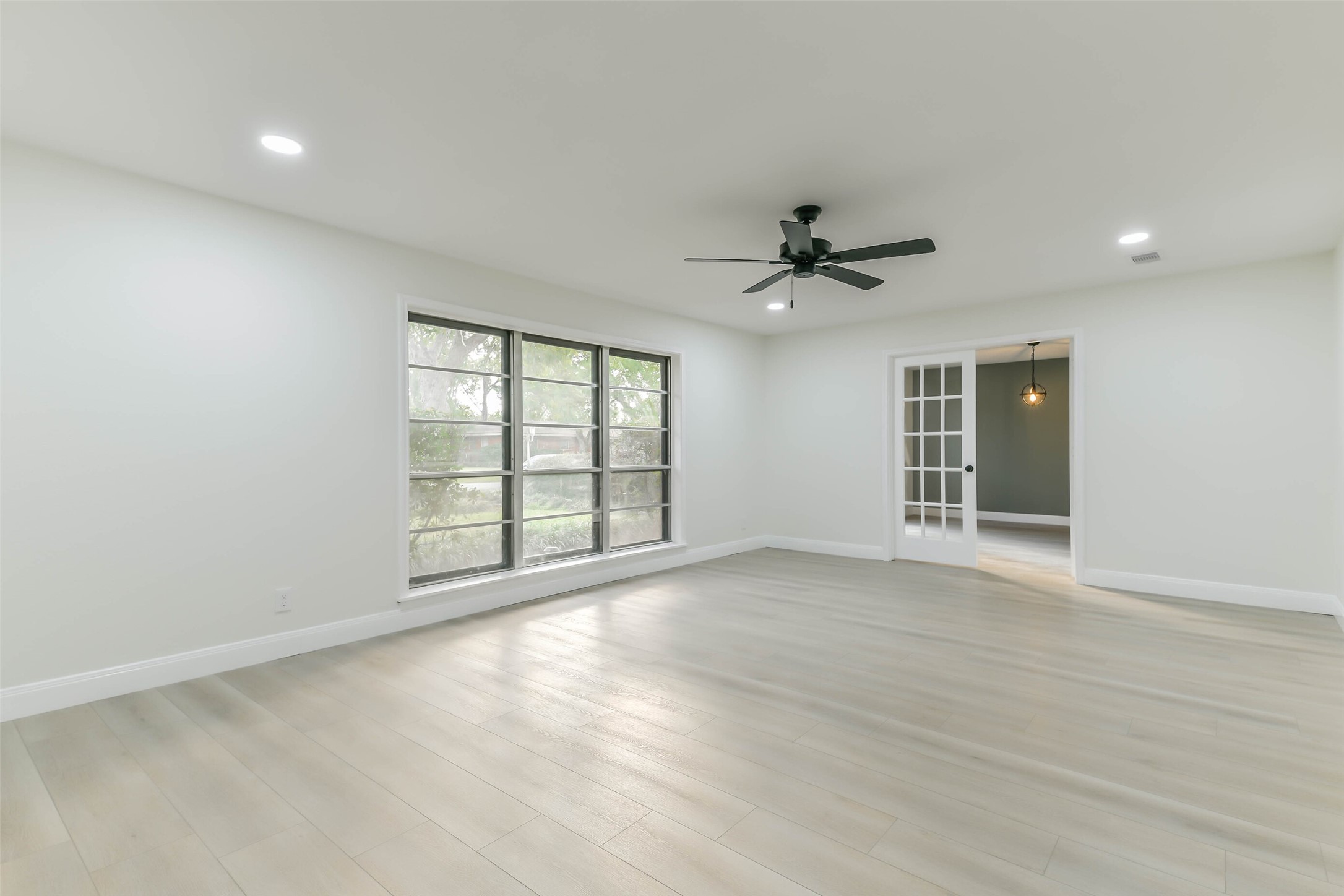 Huge Bonus, Extra Living Space, Game Room plenty of  room for a pool table and other games!