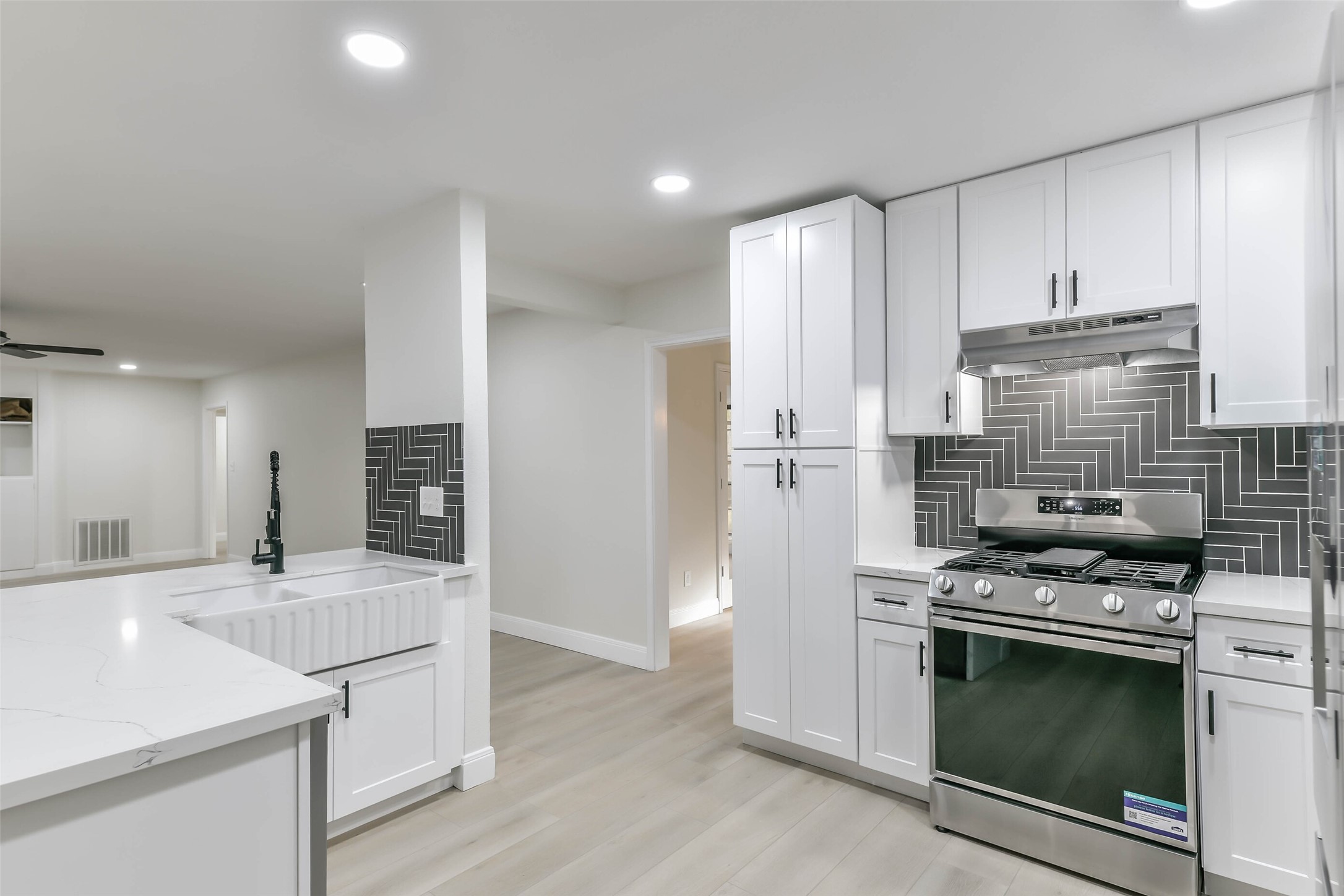 8102 Dellanera Drive, Hitchcock, TX 77563