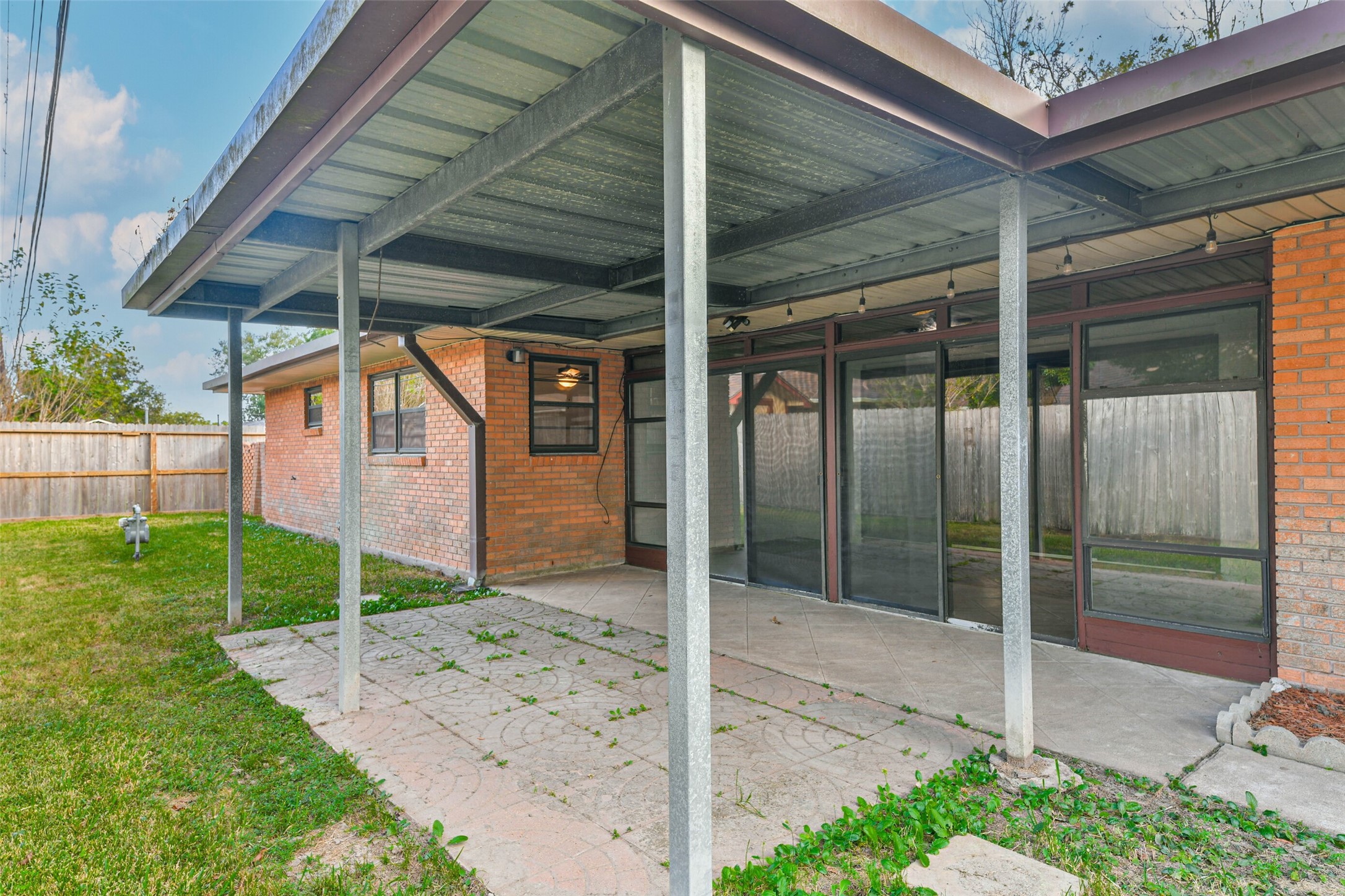 8102 Dellanera Drive, Hitchcock, TX 77563