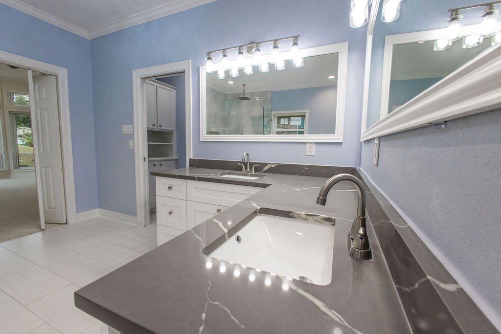 Another view of the large bathroom