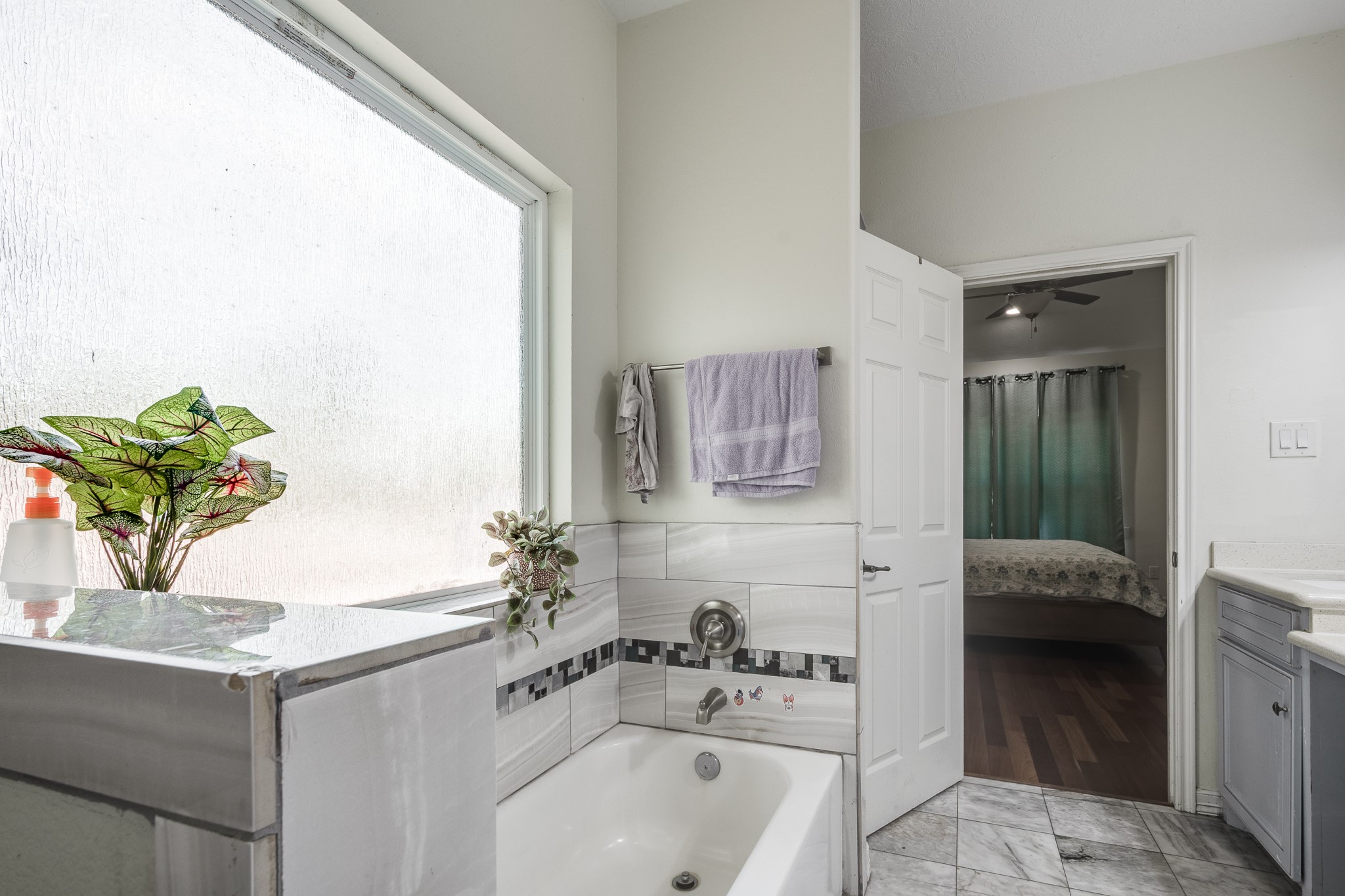 Alternative view of primary bath.