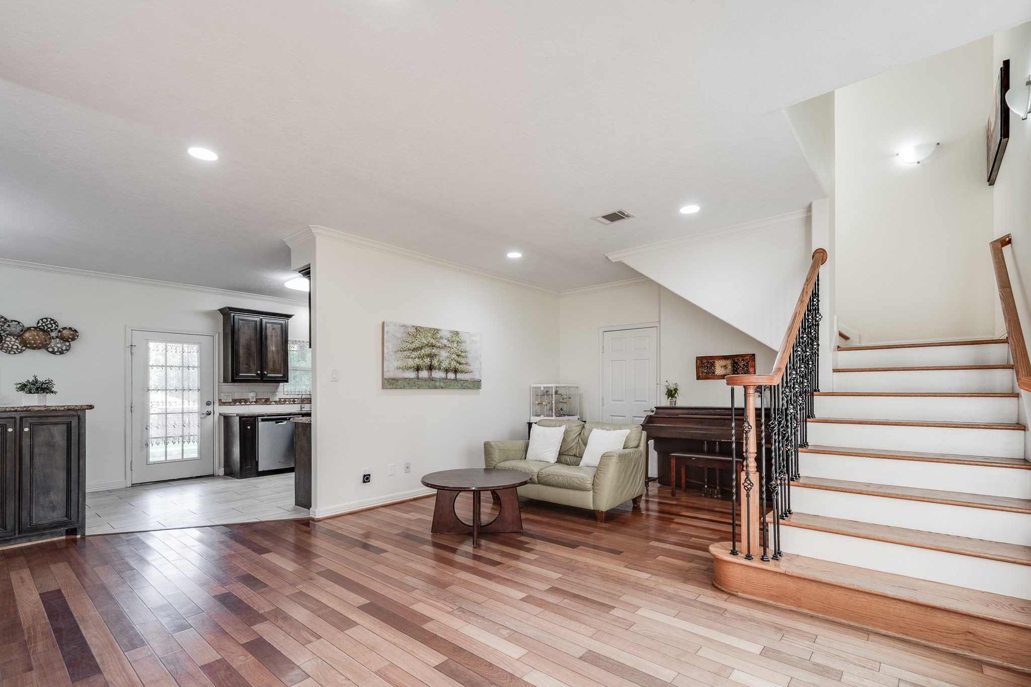 Living area with recess lighting