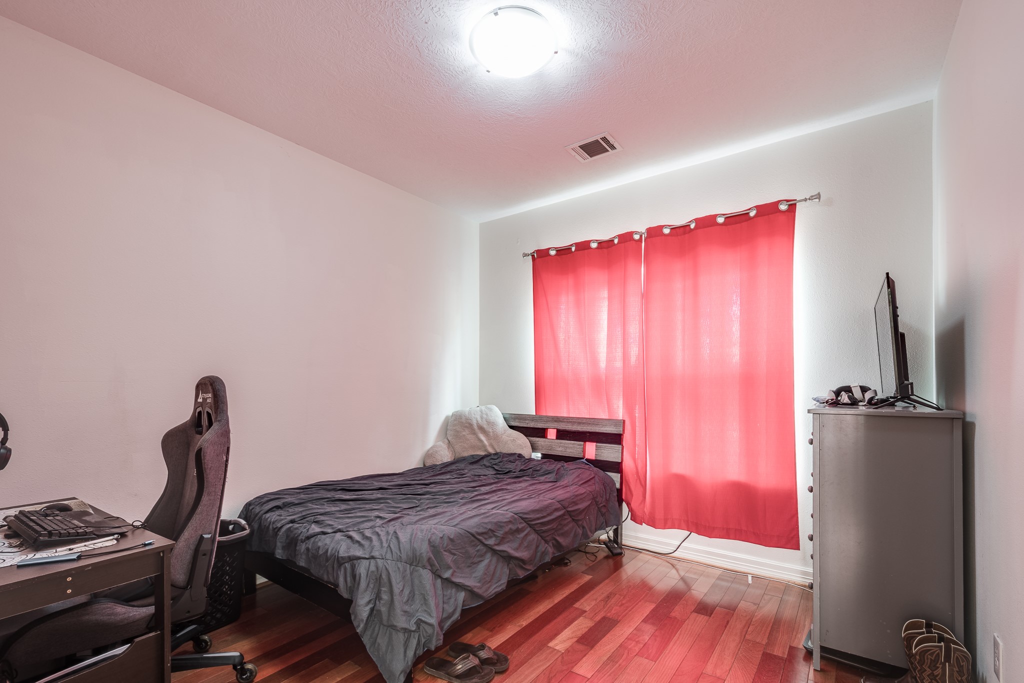 Second upstairs bedroom.