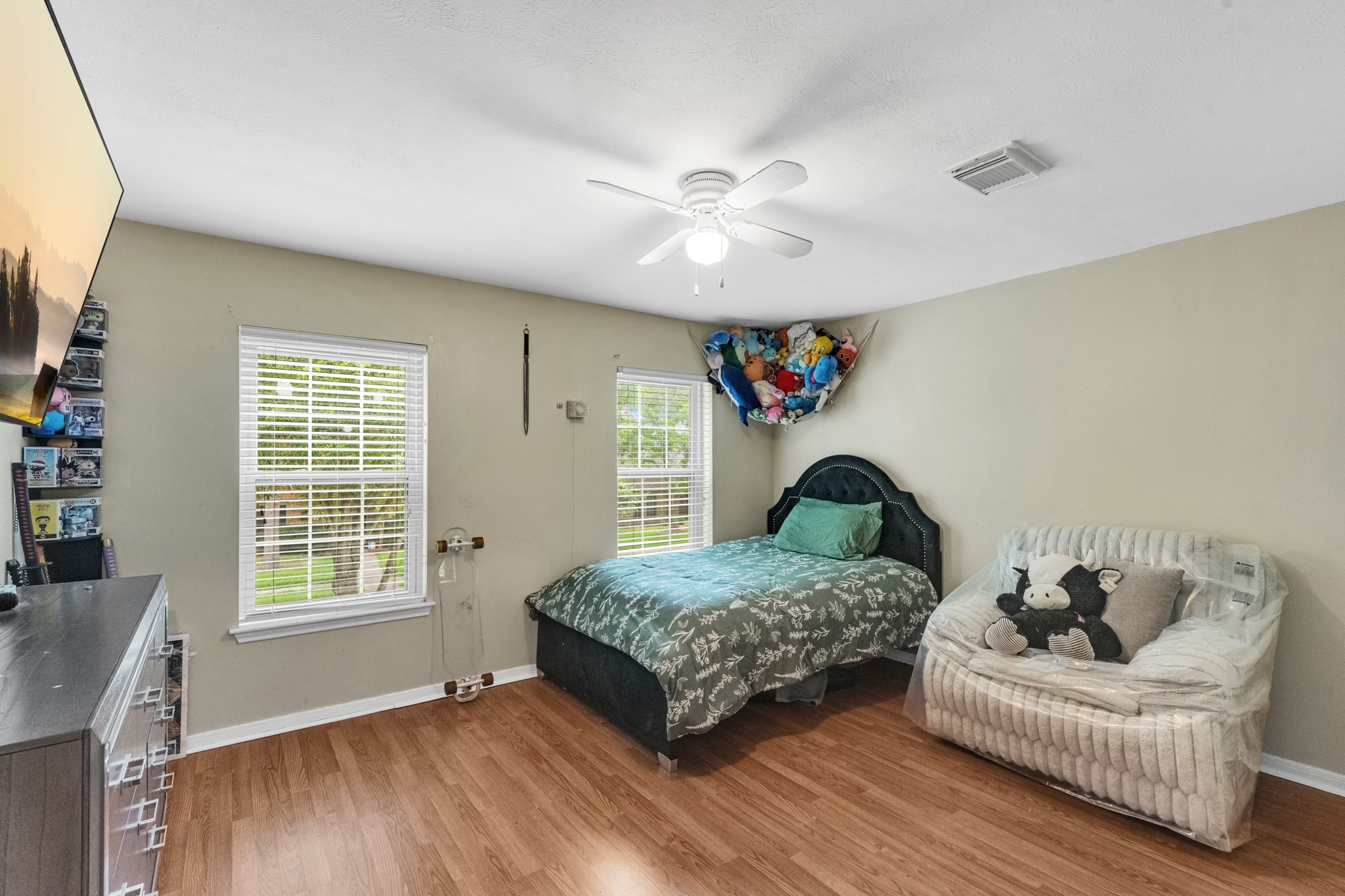 Large secondary bedroom #1