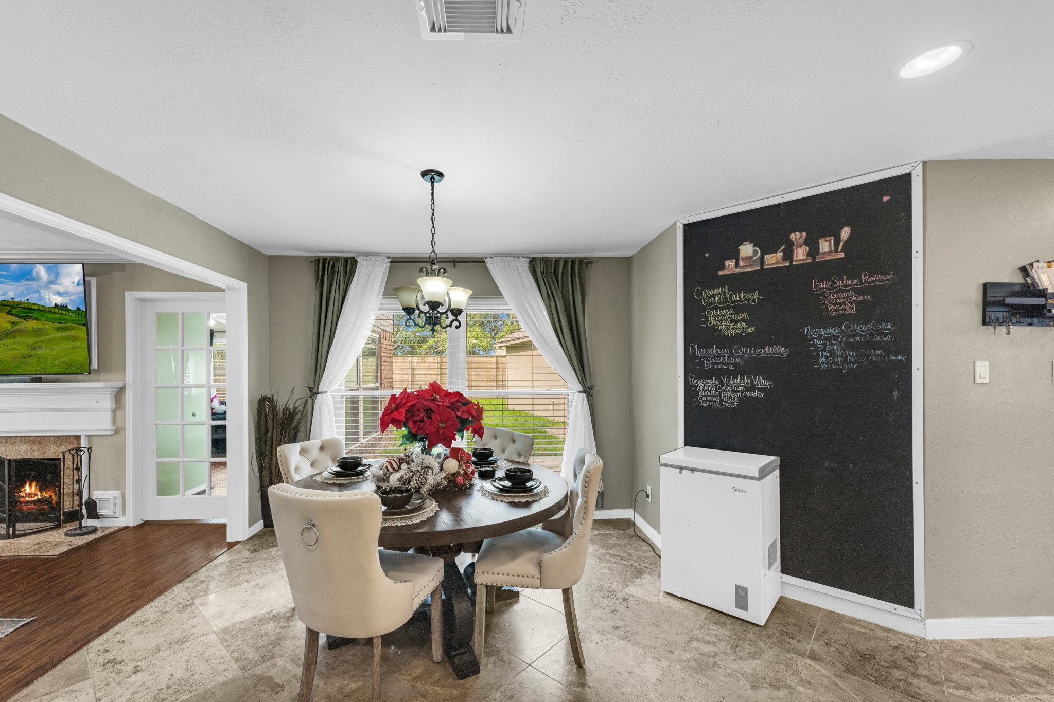 Breakfast area off the kitchen.