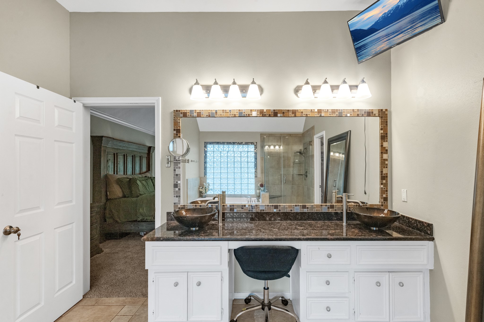 Primary suite vanity.