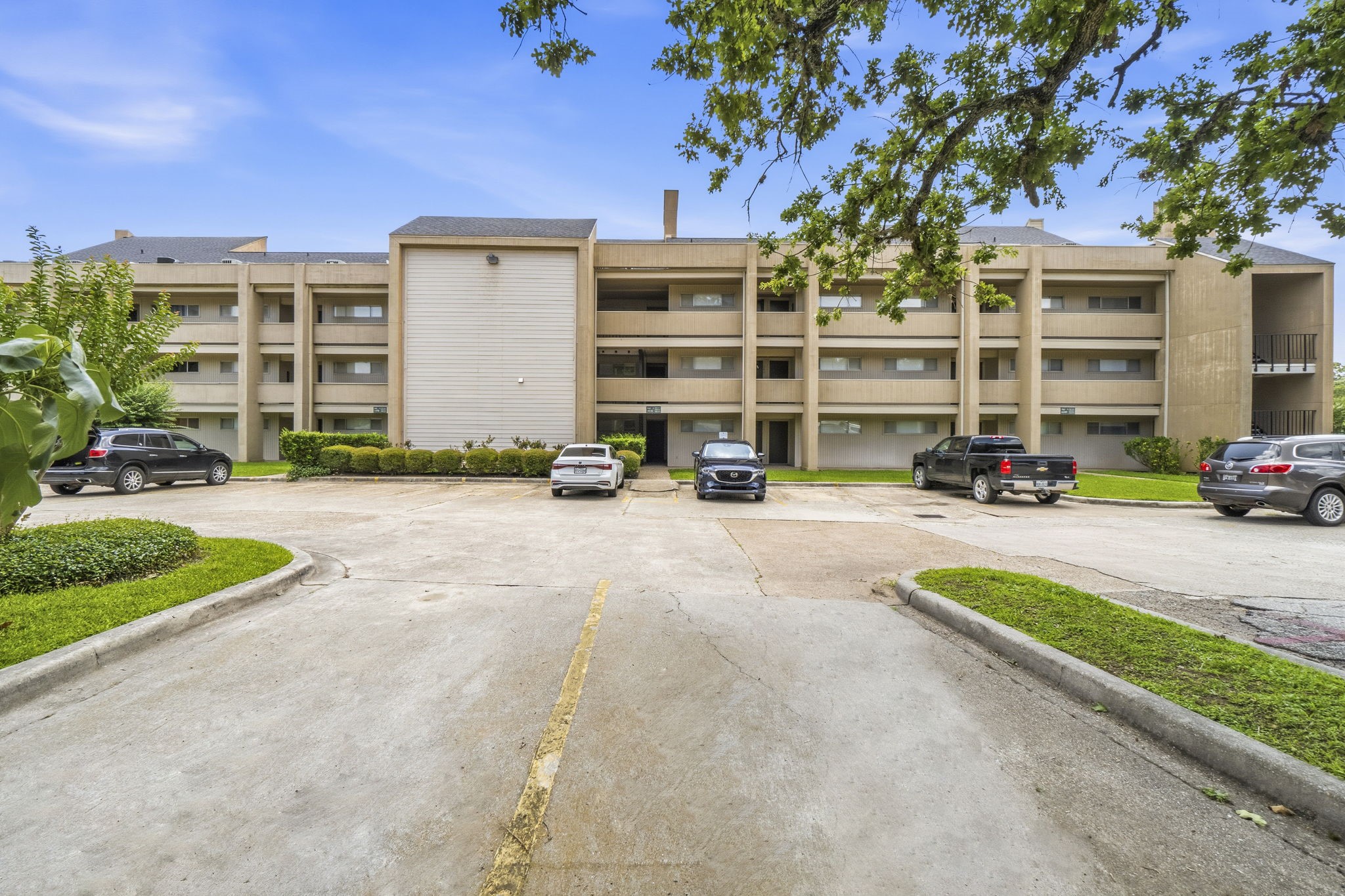 Welcome to Waterfront Living Attractive condominium complex offering parking, manicured grounds, and easy access to Lake Conroe.