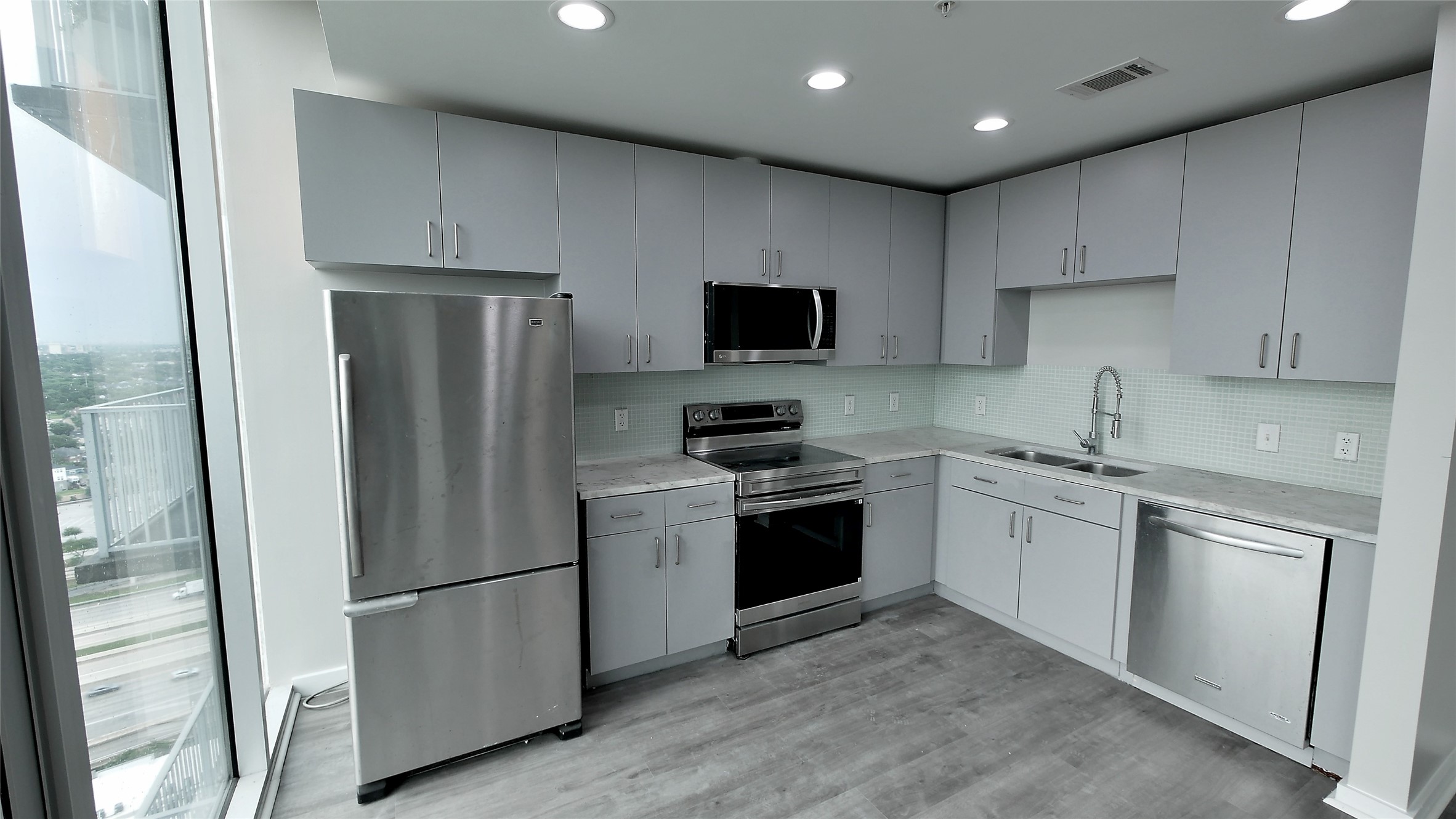 Another view of the ligig space in relaions to kitchen area