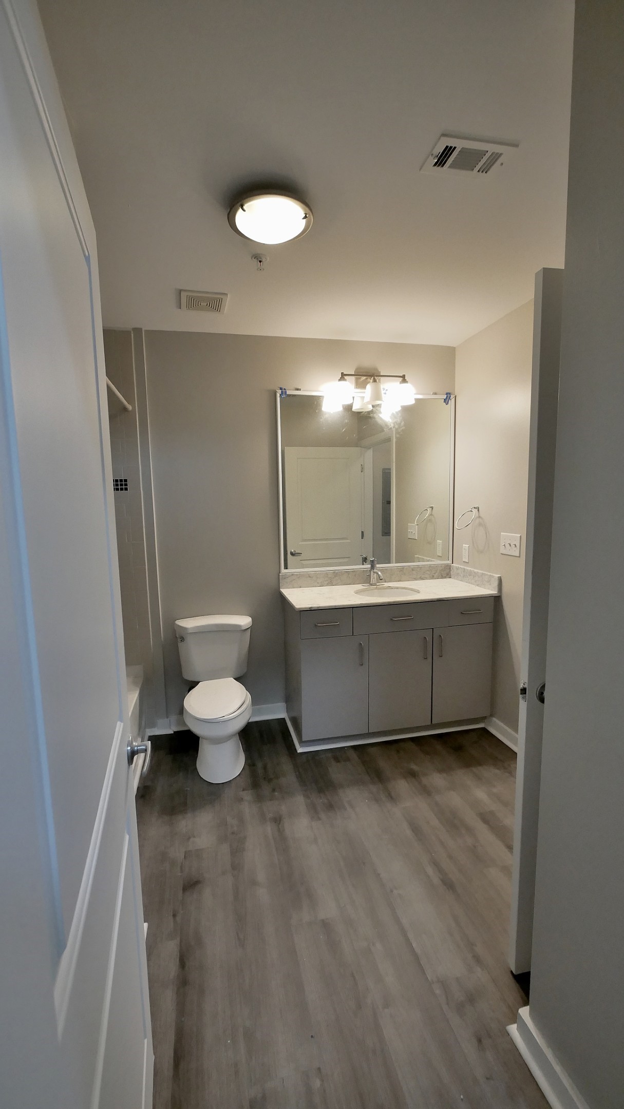 Another view of the bathroom