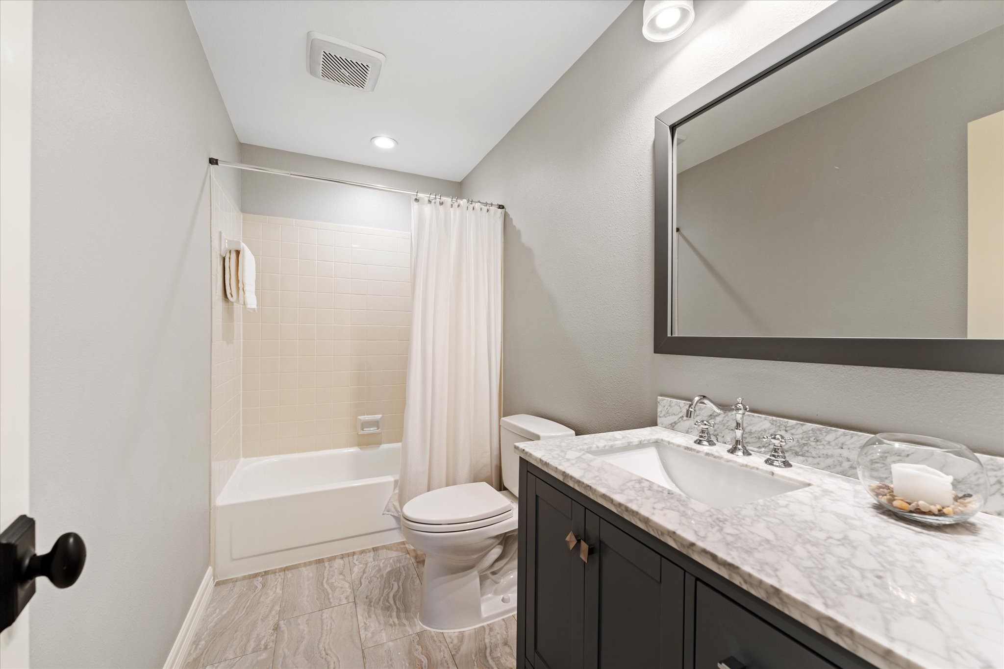Full secondary bathroom