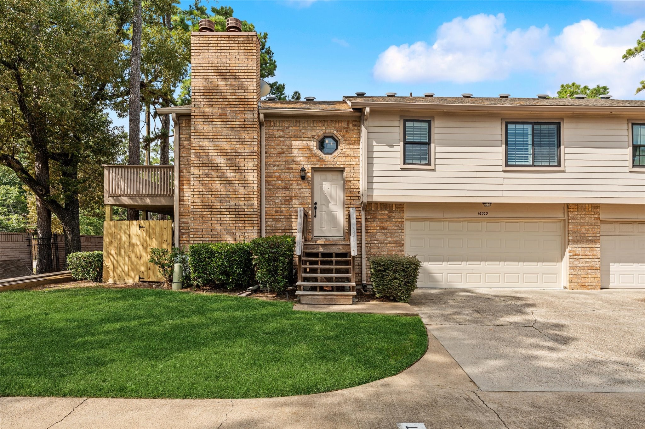 Beautifully updated end unit. Bonus room for 3rd bedroom or whatever you need! Beautifully updated end unit. Bonus room for 3rd bedroom or whatever you need!