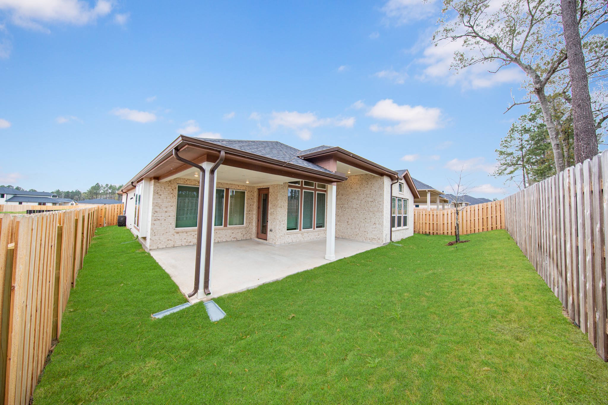 Come explore this generous backyardperfect for kids to play freely and adults to unwind in comfort!