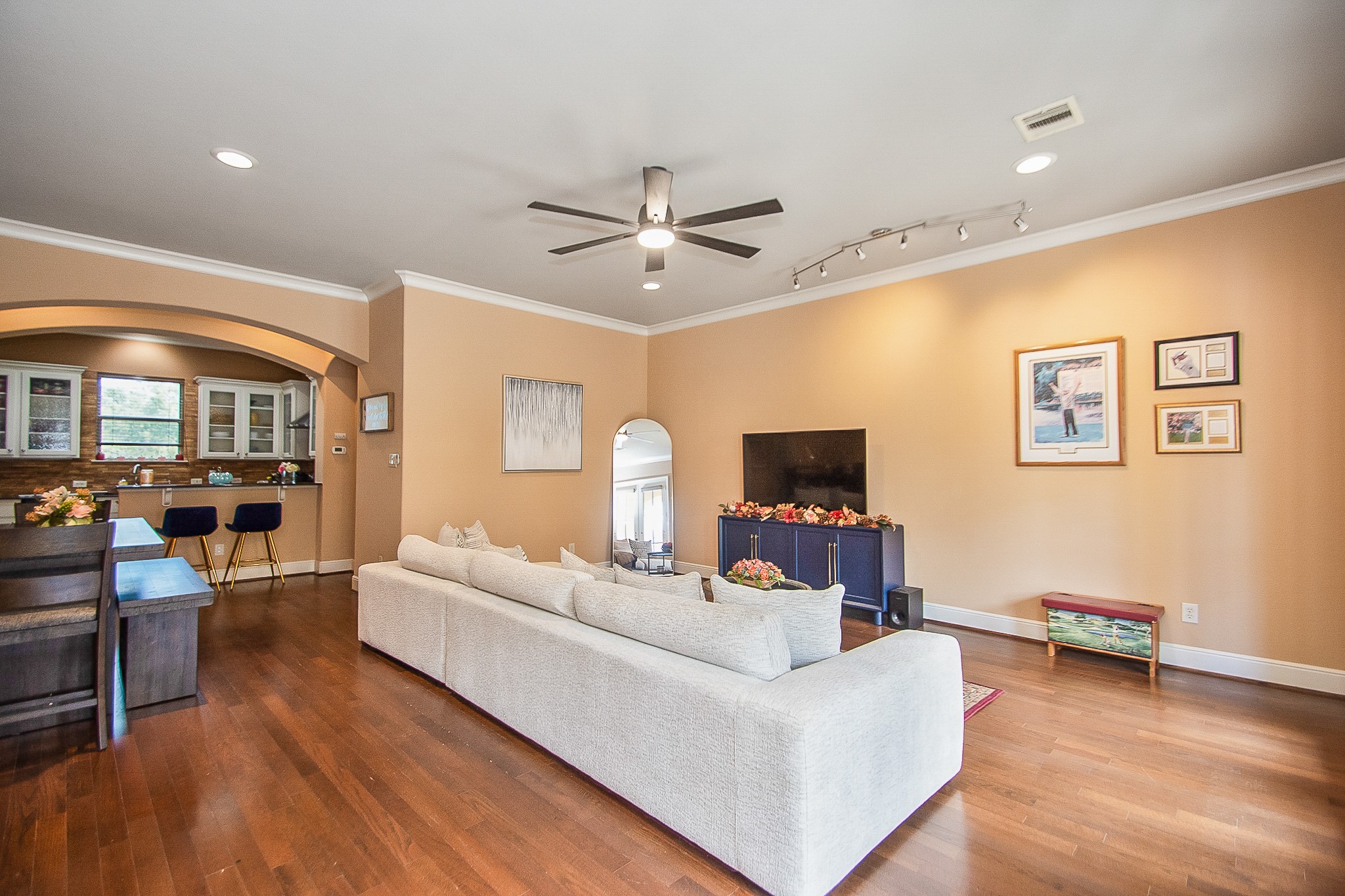16 Laurelwood Drive, Pasadena, TX 77058