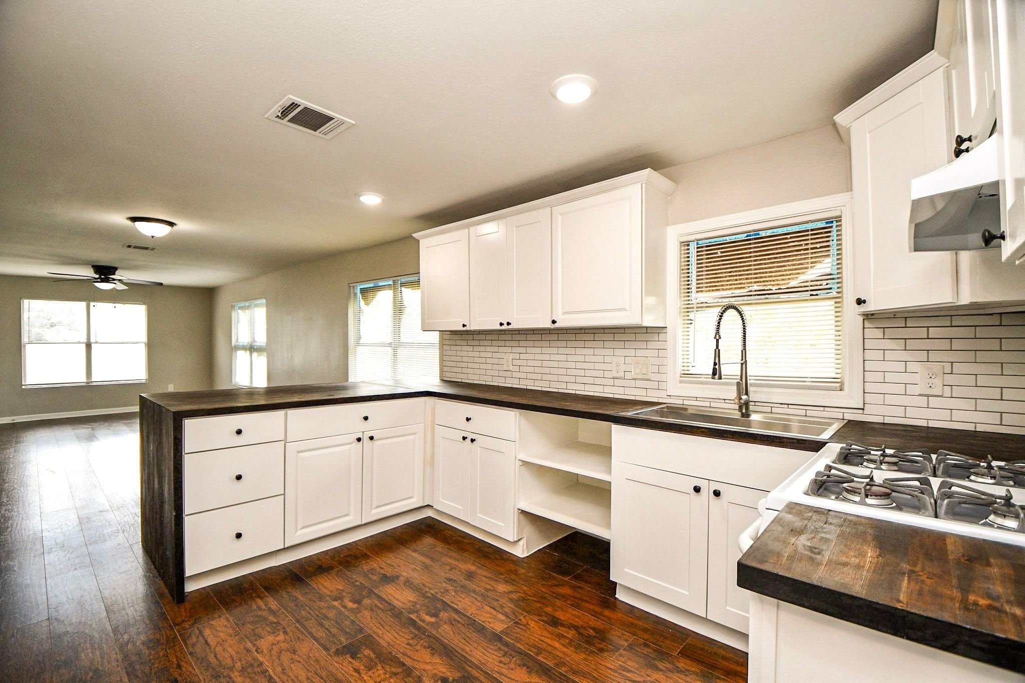 Unleash your inner chef in this inviting kitchen, perfect for preparing your favorite meals!