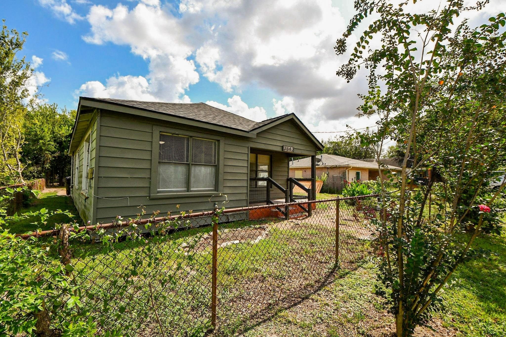 This is a 3 bedroom, 1.5 bathroom home.