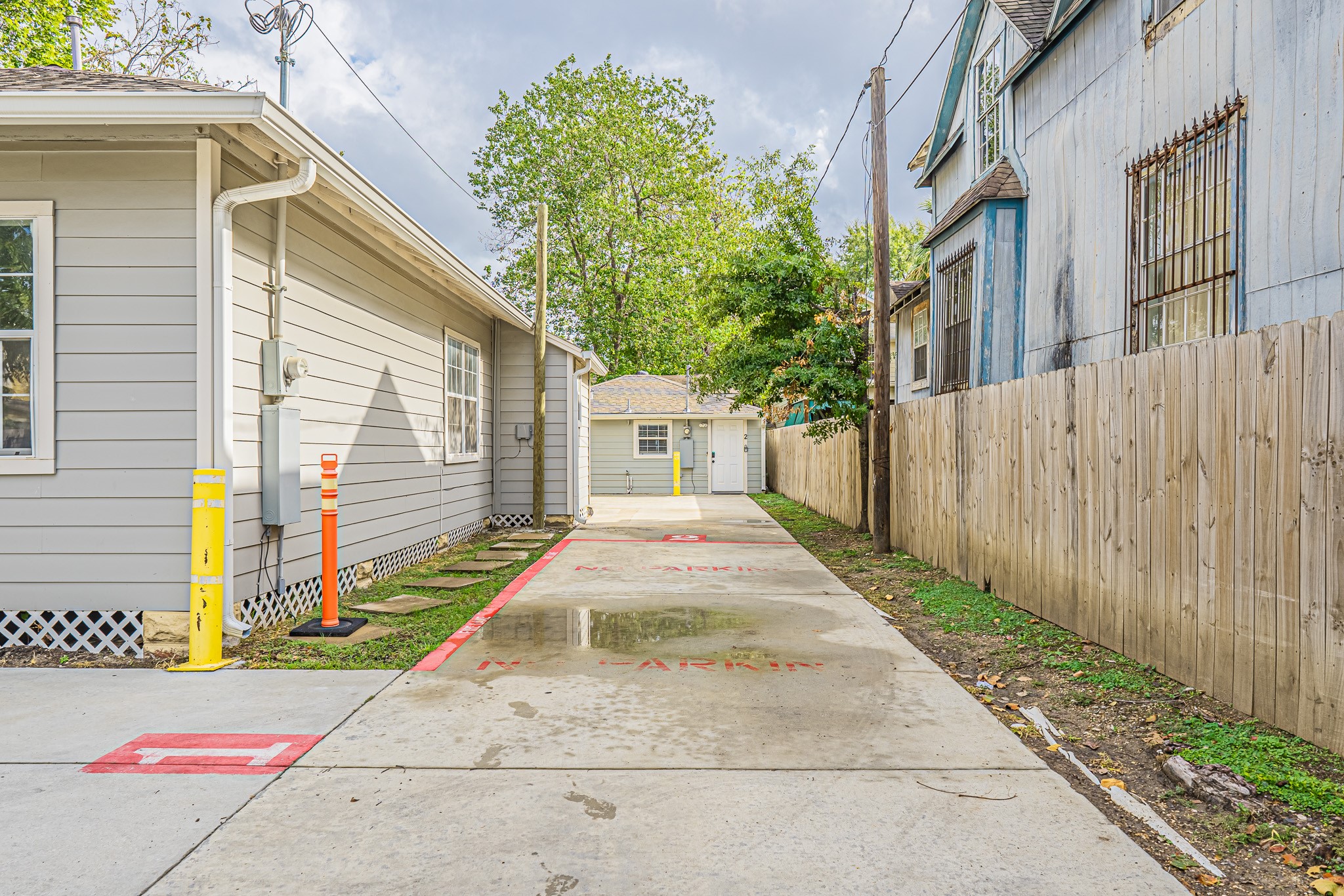 Driveway to the back