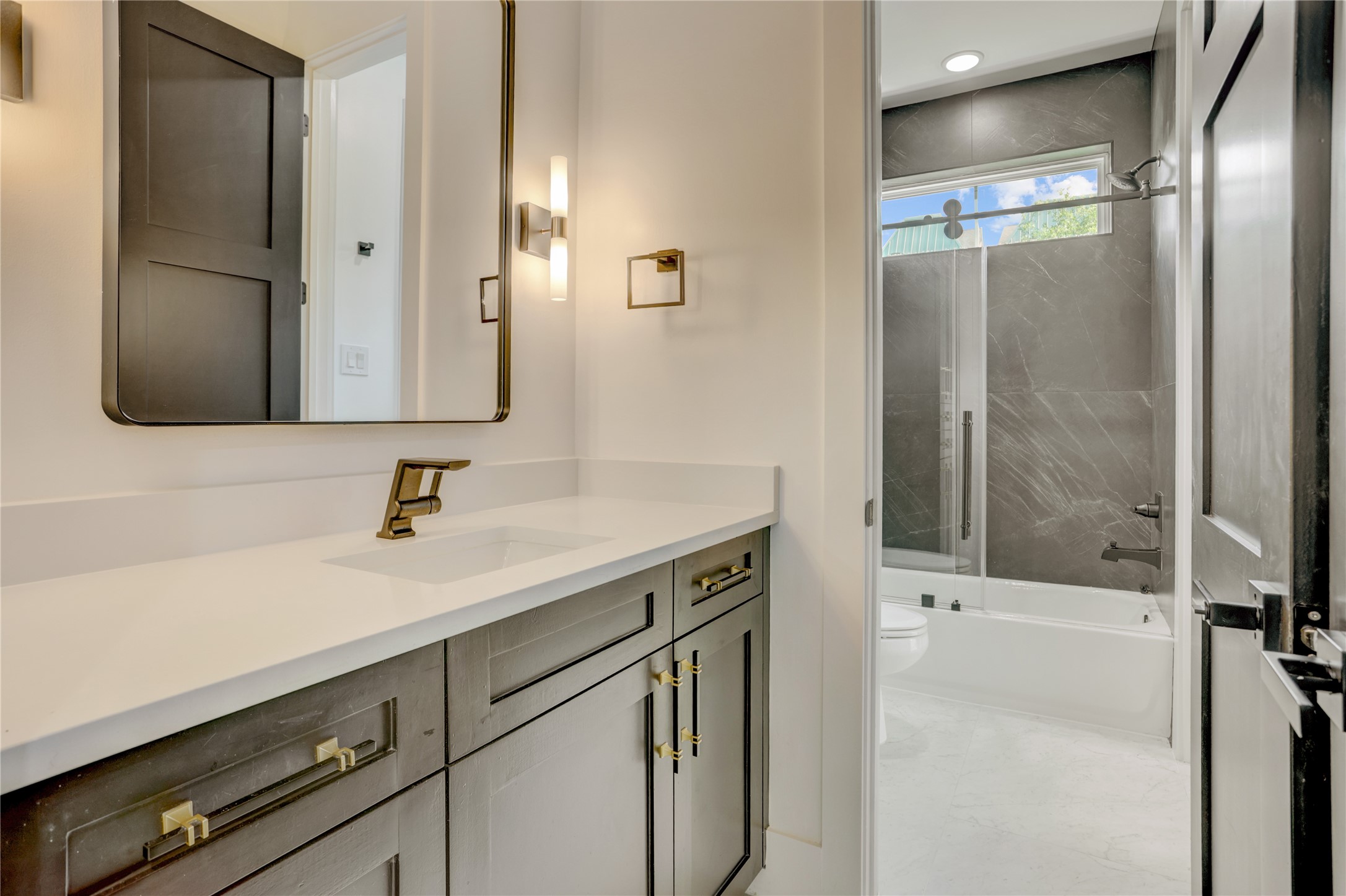 The ensuite Hollywood bathroom between the study and additional first-floor bedroom.
