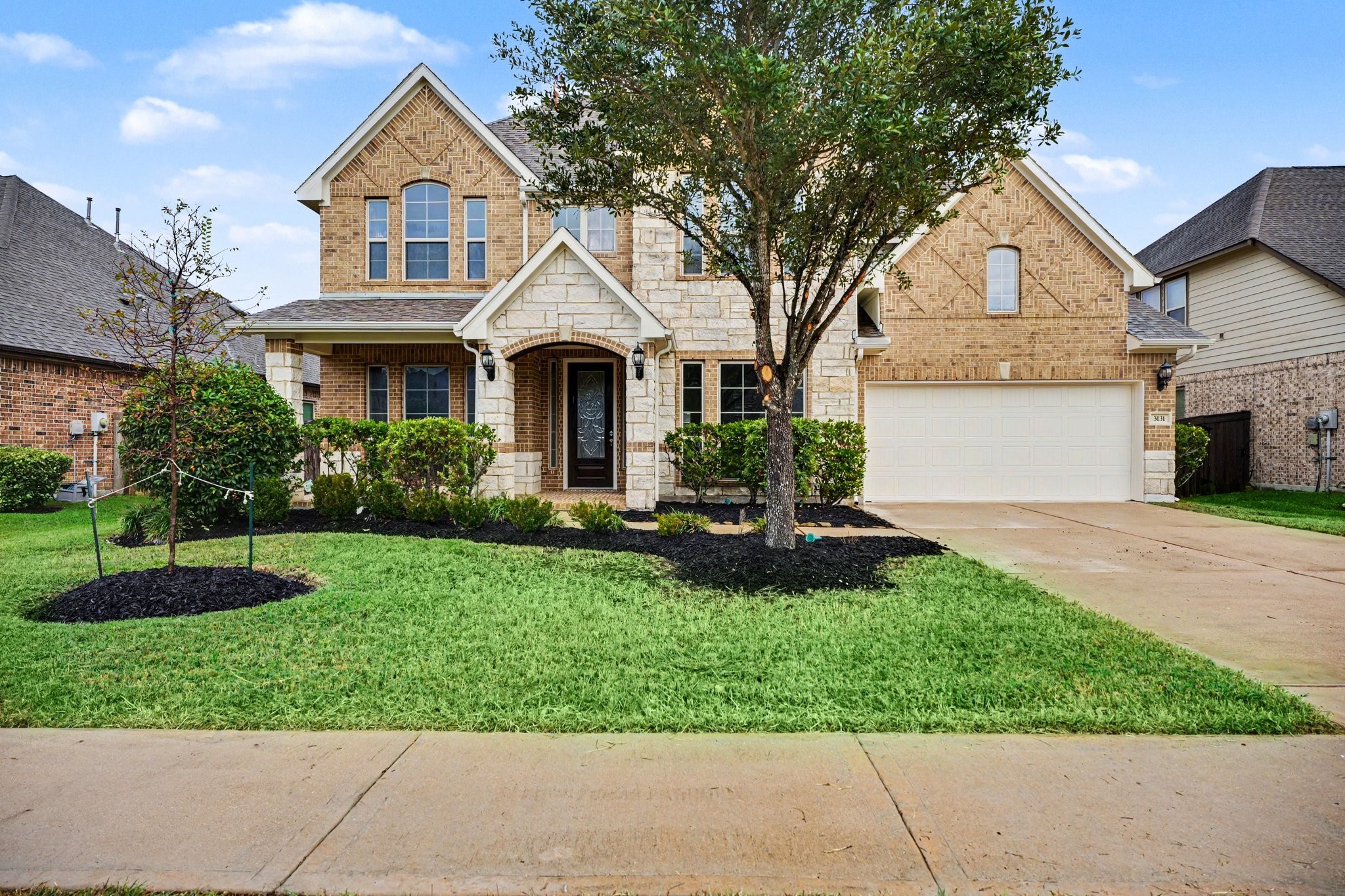 Welcome home to 3131 Chuska Mountain Lane nestled in the heart of Sedona Lakes.