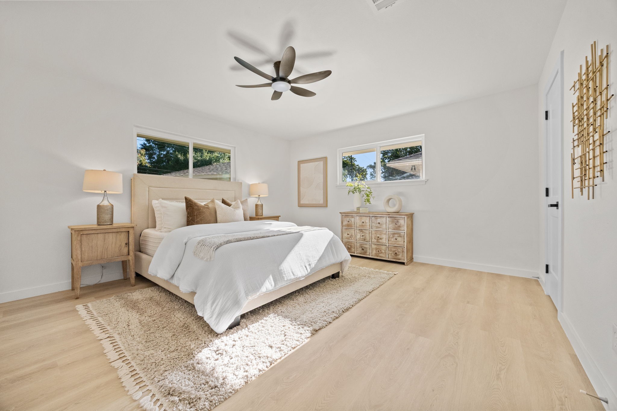 Spacious primary room
