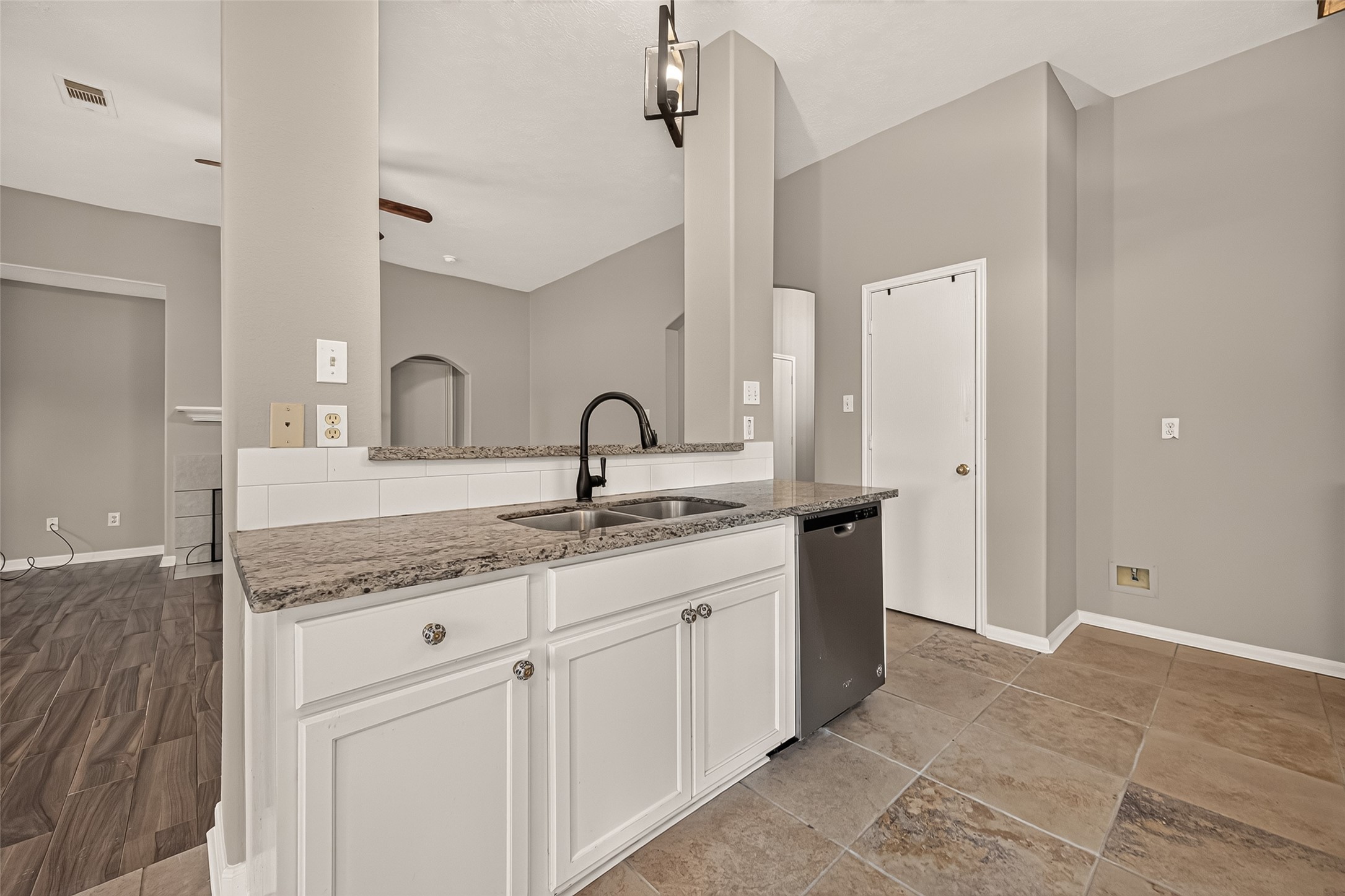 9230 Hidden Lake E, Magnolia, TX 77354