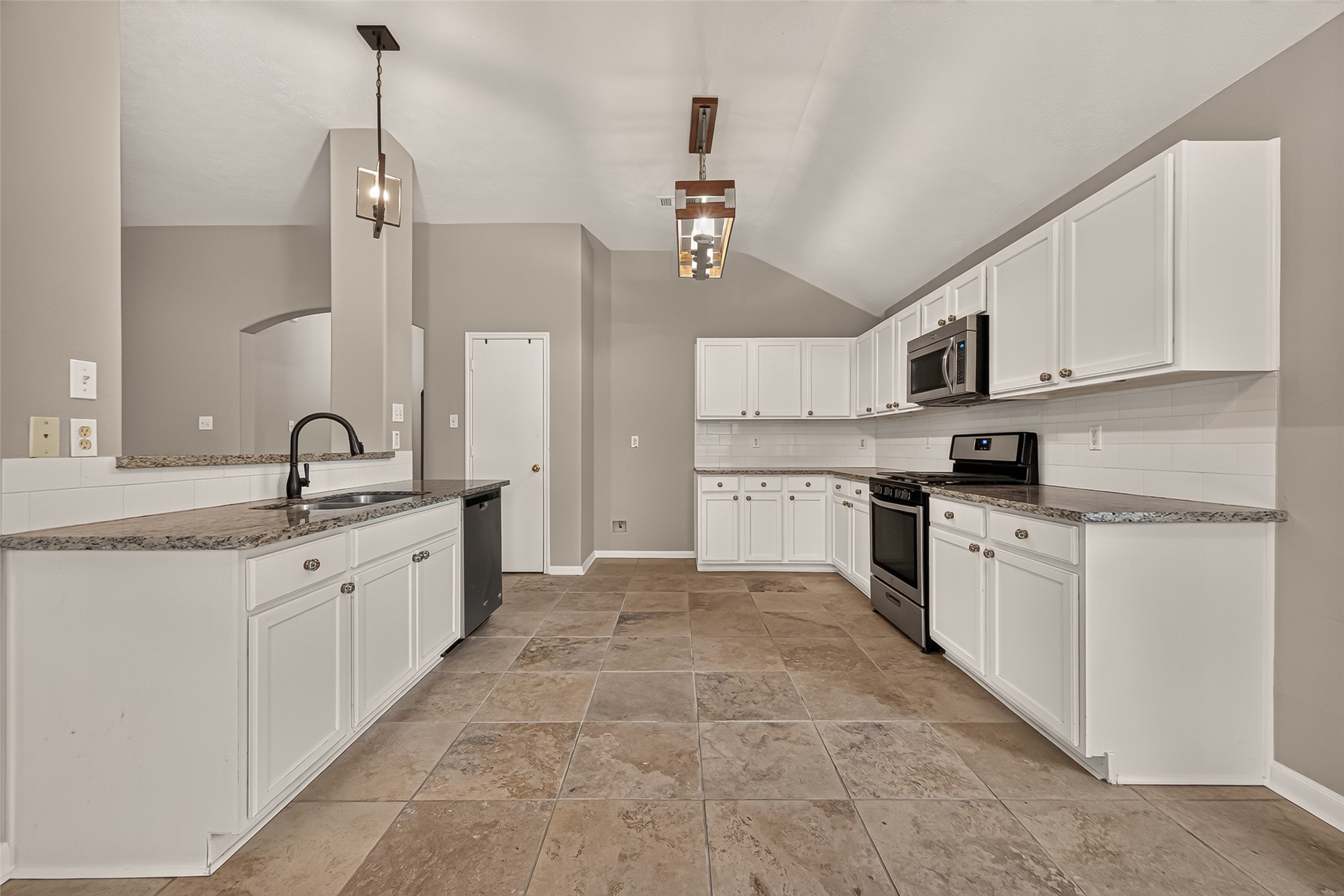 9230 Hidden Lake E, Magnolia, TX 77354