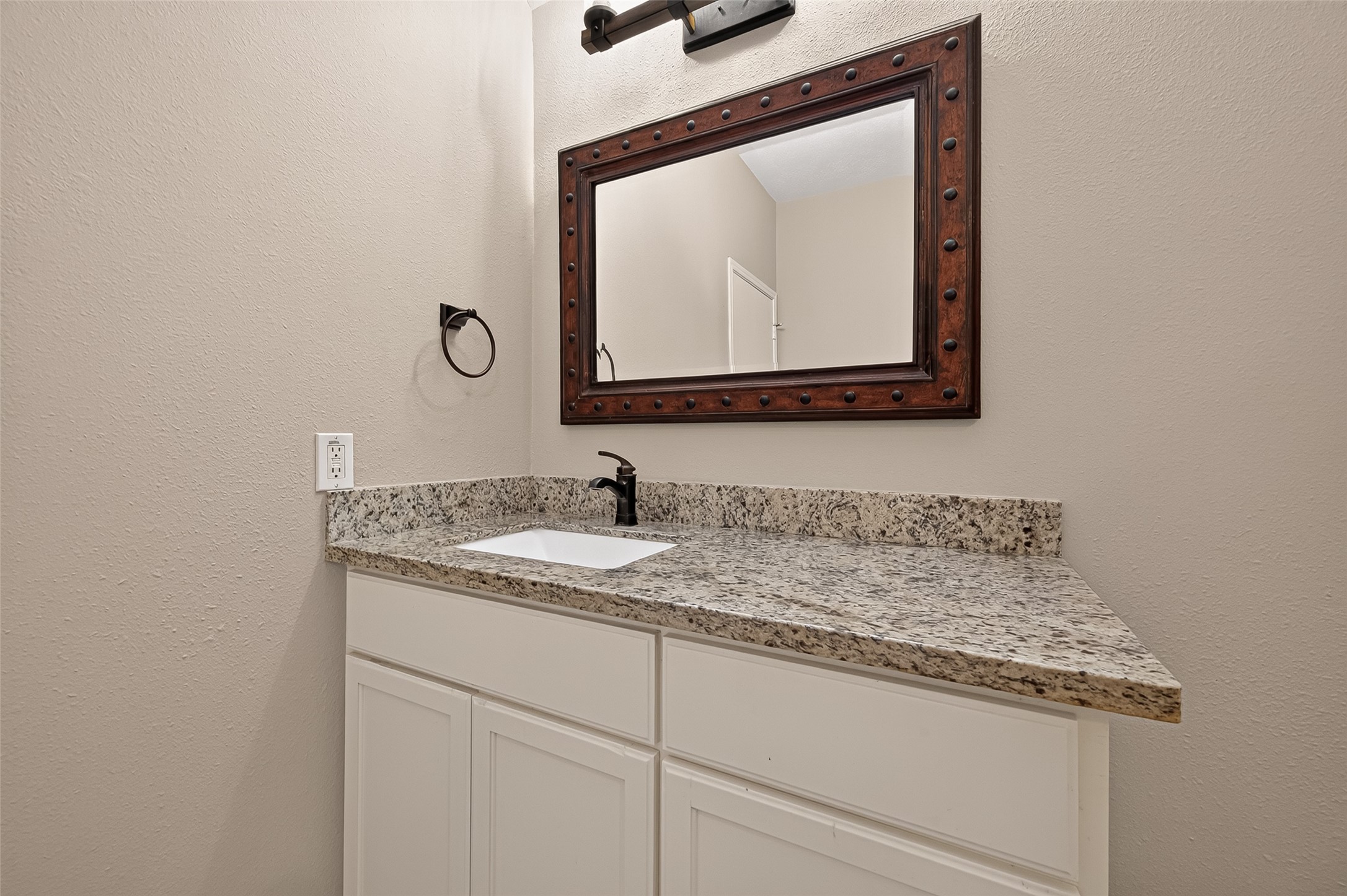 9230 Hidden Lake E, Magnolia, TX 77354