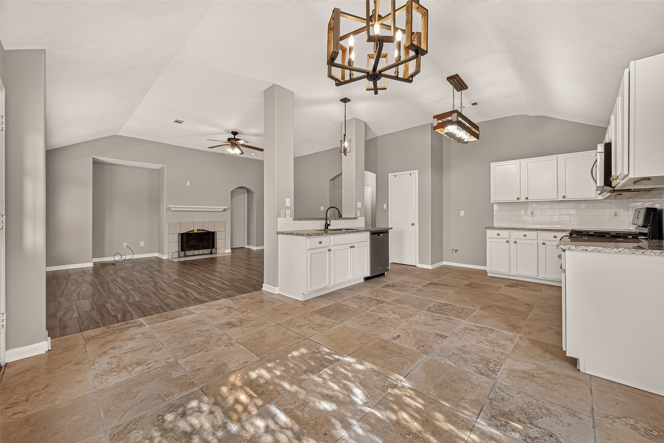 9230 Hidden Lake E, Magnolia, TX 77354