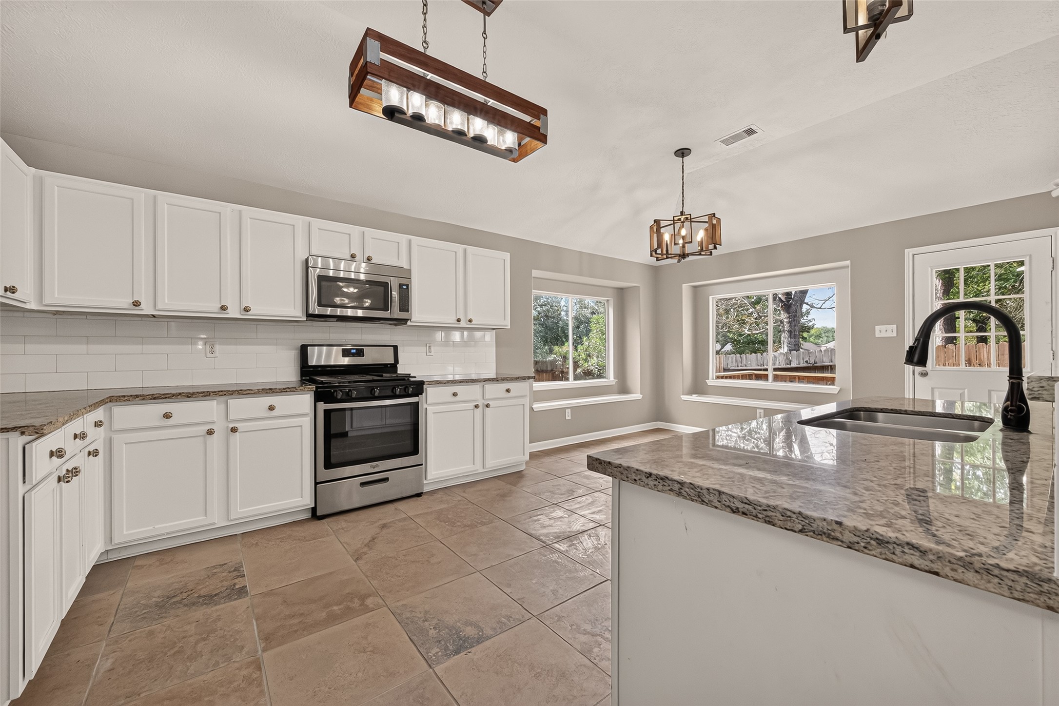 9230 Hidden Lake E, Magnolia, TX 77354