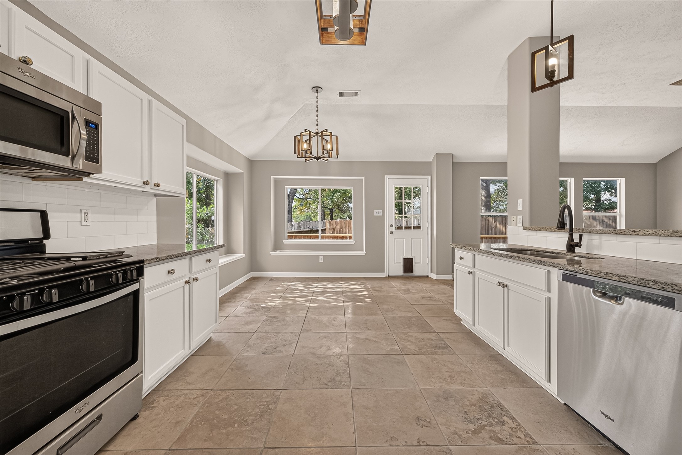 9230 Hidden Lake E, Magnolia, TX 77354
